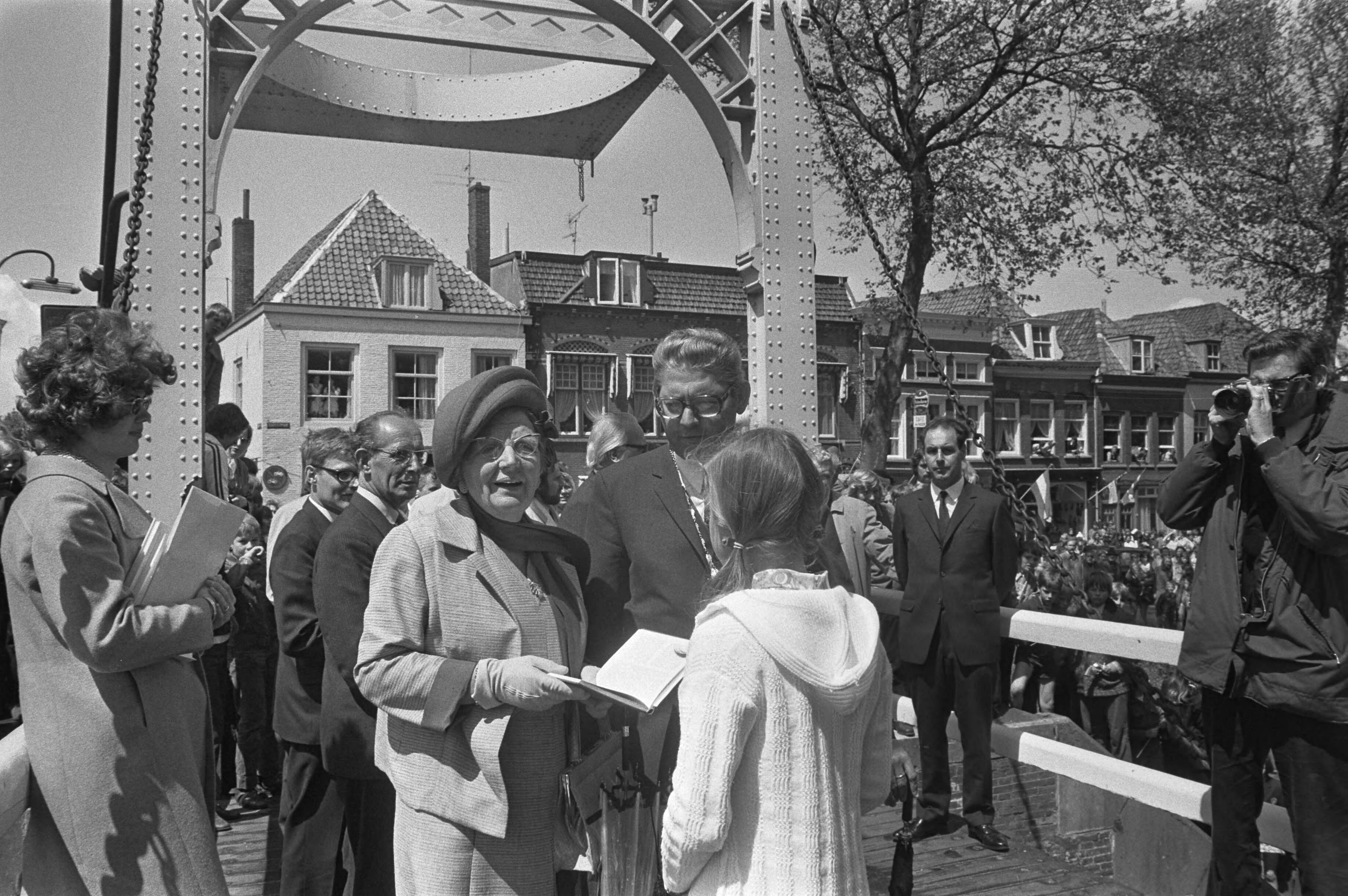 Koningin Juliana tijdens een werkbezoek aan de provincie Utrecht — Koningin Juliana in de wijk Vreeswijk, in Nieuwegein, in gezelschap van burgemeester Frans Hermsen — Foto: Fotograaf Onbekend / Anefo. Licentie: Set B: Rechtenvrij / Publiek Domein. Bron: Nationaal Archief. http://hdl.handle.net/10648/abeb1442-d0b4-102d-bcf8-003048976d84