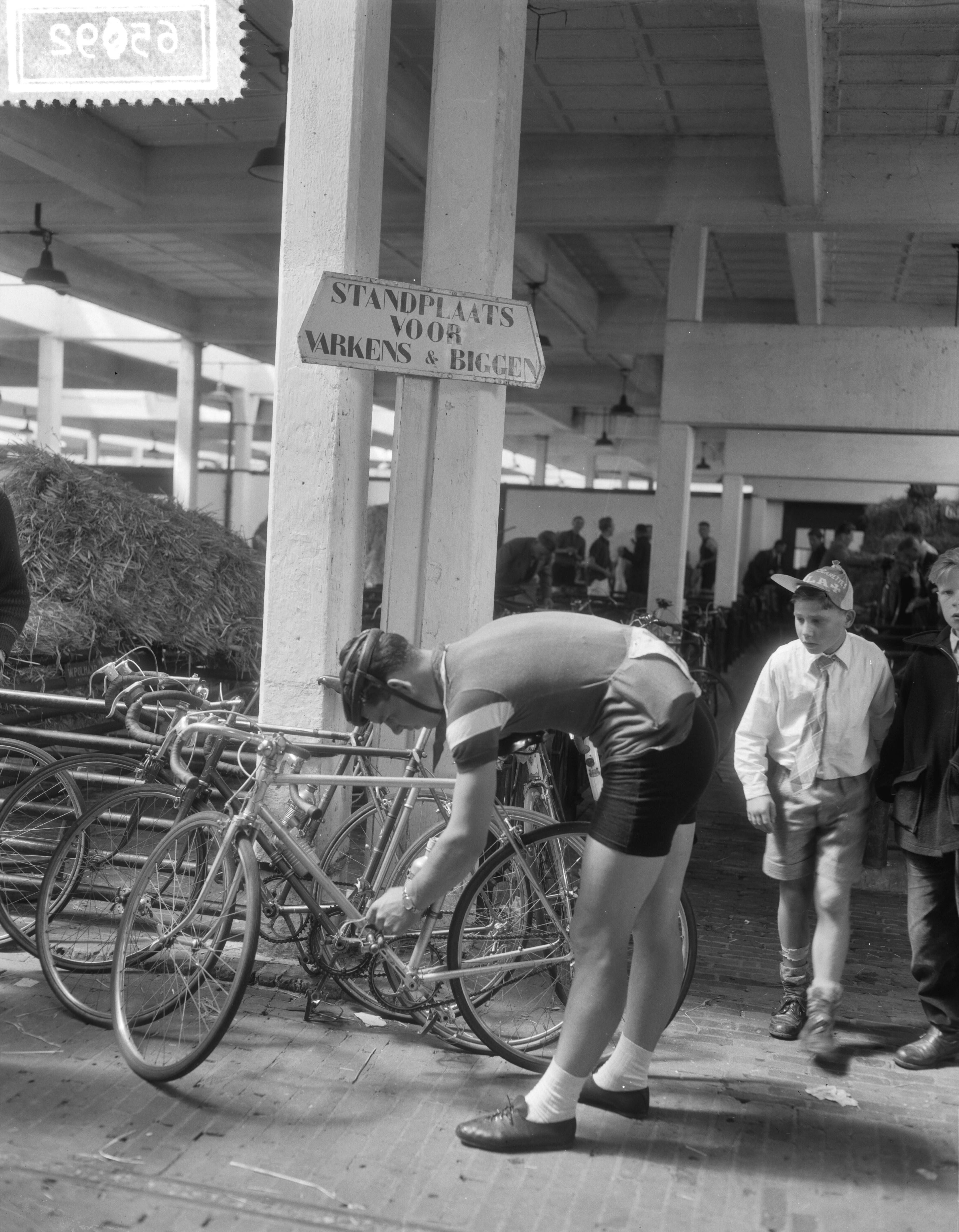 Fotocollectie Anefo — Wielrennen. Ronde van Midden Nederland. Start in Utrecht. W. Rusman uit Haarlem controleert de fiets — Foto: Duinen, G.W. van / Anefo. Licentie: Set B: Rechtenvrij / Publiek Domein. Bron: Nationaal Archief. http://hdl.handle.net/10648/a92343c4-d0b4-102d-bcf8-003048976d84