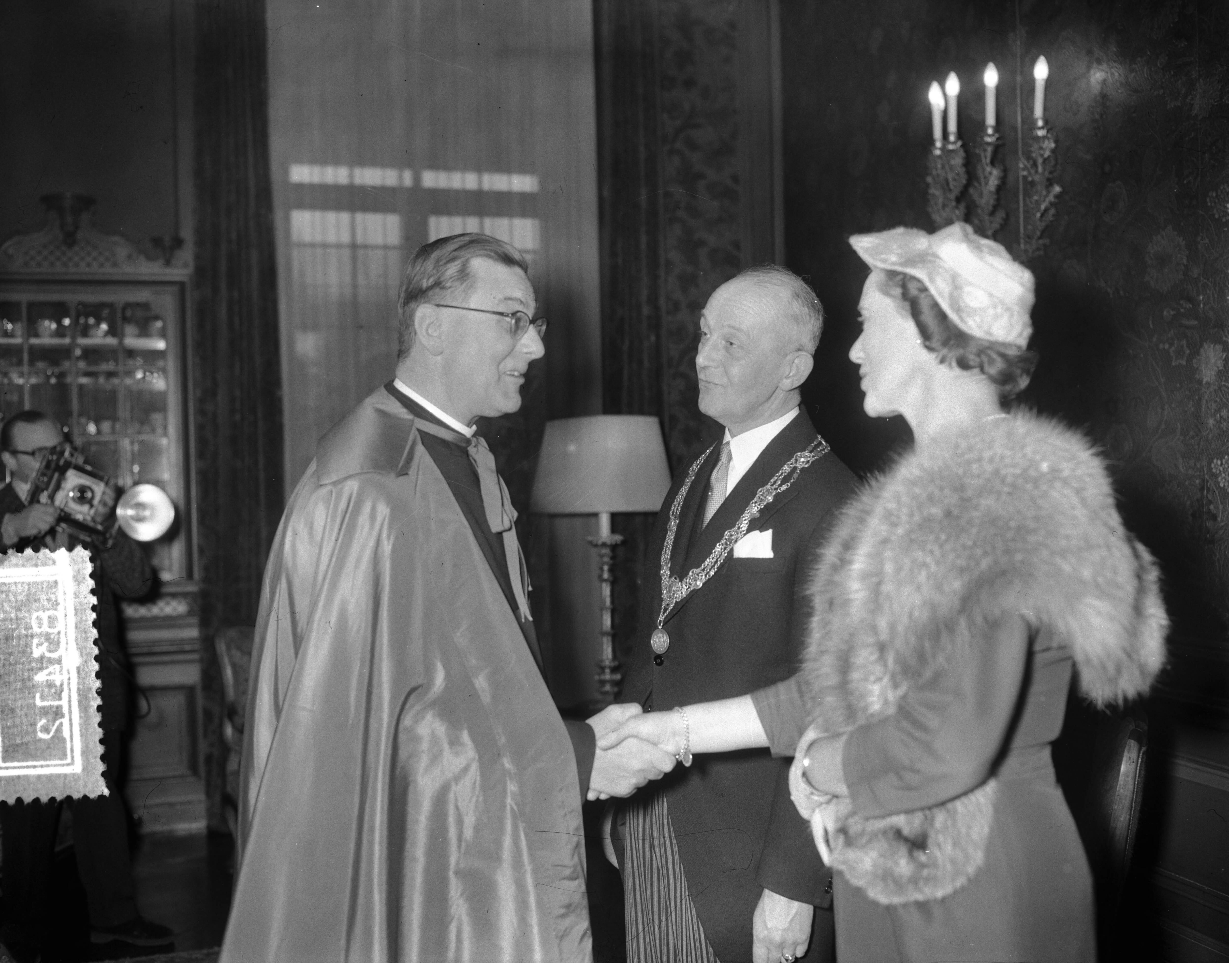 Fotocollectie Anefo — Receptie nieuwe burgemeester Den Haag, mr. H.A.M.T. Kolfschoten — Foto: Bilsen, Joop van / Anefo. Licentie: Set B: Rechtenvrij / Publiek Domein. Bron: Nationaal Archief. http://hdl.handle.net/10648/a958652c-d0b4-102d-bcf8-003048976d84