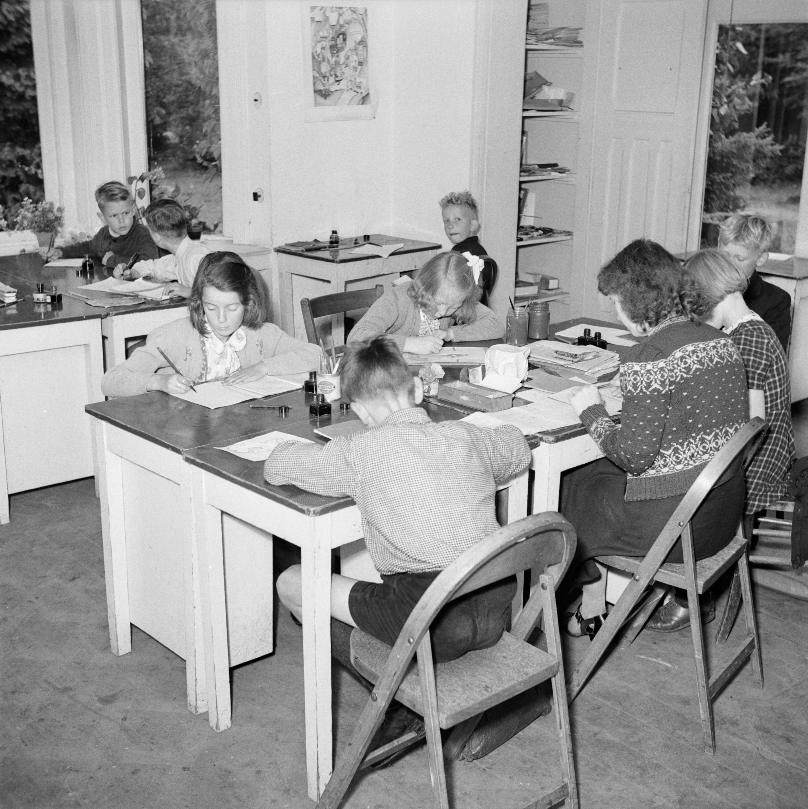 Prinses Beatrix en prinses Irene op de Werkplaats Kindergemeenschap van Kees Boeke te Bilthoven — Prinses Beatrix en andere leerlingen aan het waterverven — Foto: Poll, Willem van de. Licentie: Set B: Rechtenvrij / Publiek Domein. Bron: Nationaal Archief. http://hdl.handle.net/10648/aee8277a-d0b4-102d-bcf8-003048976d84
