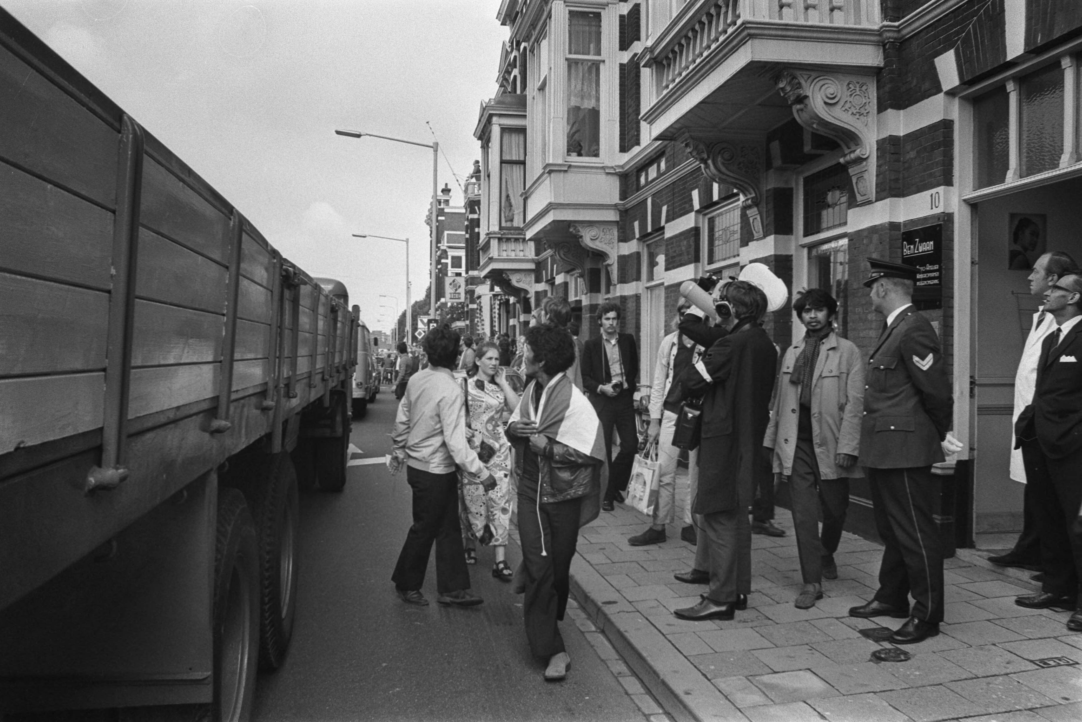 Fotocollectie Anefo — Zuid-Molukse jongeren demonstreren met vlag in Den Haag — Foto: Mieremet, Rob / Anefo. Licentie: Set B: Rechtenvrij / Publiek Domein. Bron: Nationaal Archief. http://hdl.handle.net/10648/aba1f7bc-d0b4-102d-bcf8-003048976d84