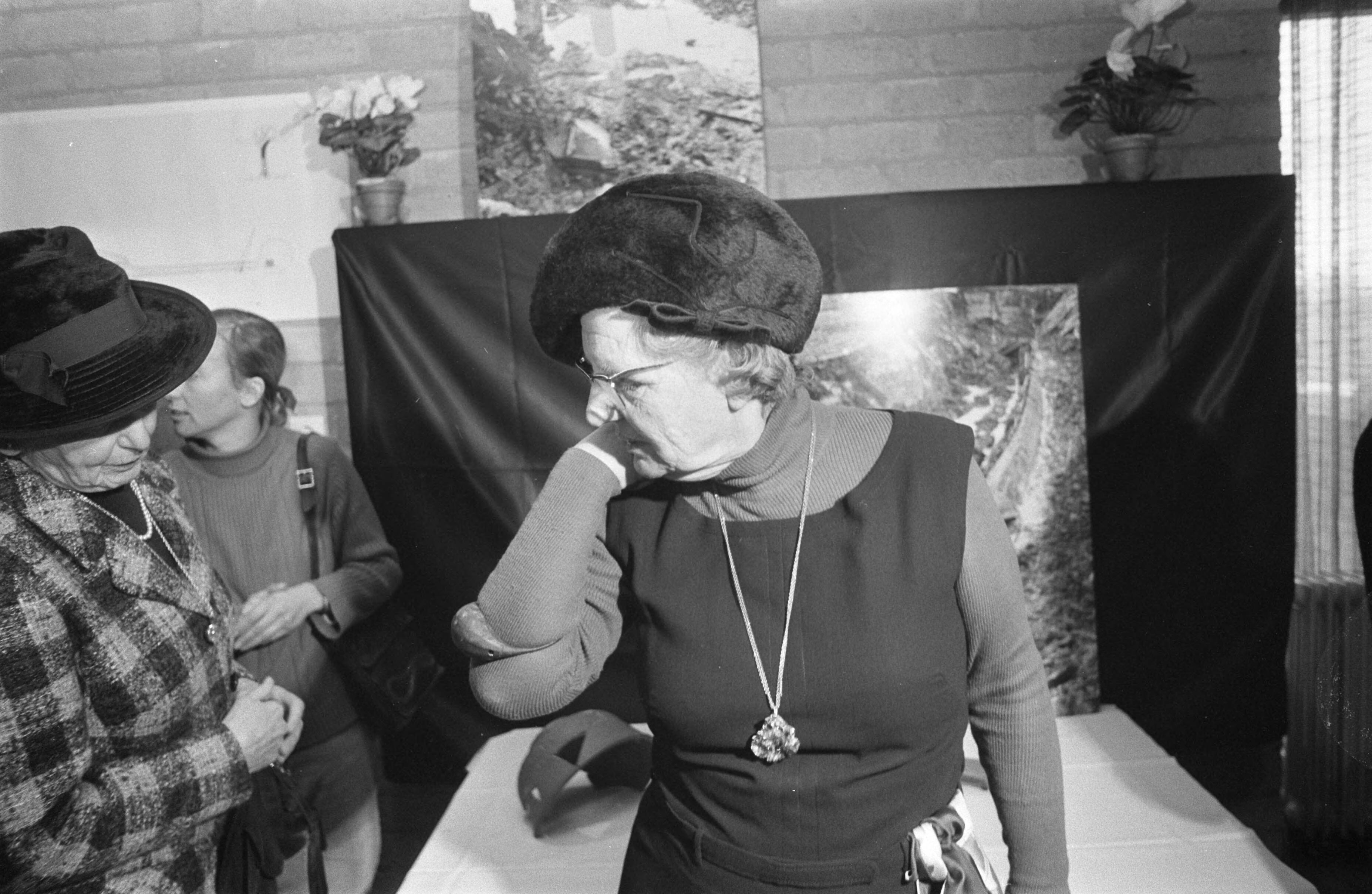 Koningin Juliana bekijkt in Zwammerdam de plaats waar een Romeins schip wordt opgegraven — Koningin Juliana bekijkt een Romeinse armband die rond haar arm is vastgemaakt — Foto: Fotograaf Onbekend / Anefo. Licentie: Set B: Rechtenvrij / Publiek Domein. Bron: Nationaal Archief. http://hdl.handle.net/10648/ac41dfc0-d0b4-102d-bcf8-003048976d84