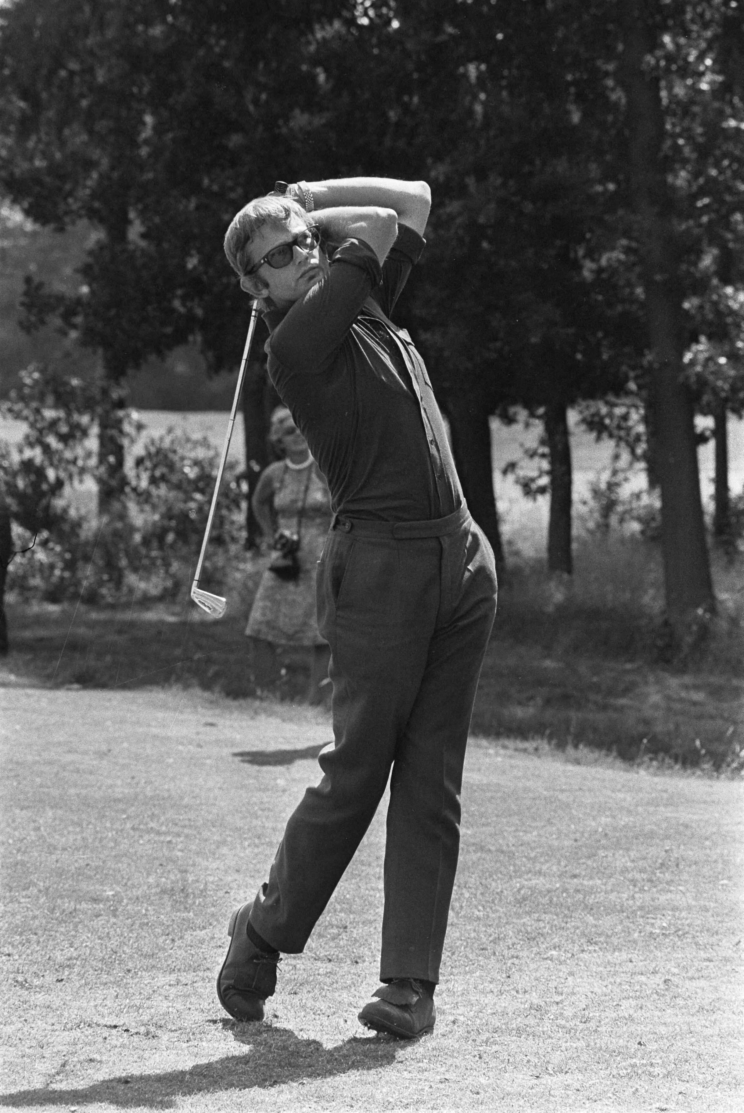 Bing Crosby en Pieter van Vollenhoven spelen in het American Express Pro-Am golftoernooi — Pieter van Vollenhoven in aktie — Foto: Verhoeff, Bert / Anefo. Licentie: Set B: Rechtenvrij / Publiek Domein. Bron: Nationaal Archief. http://hdl.handle.net/10648/ac6f1e7c-d0b4-102d-bcf8-003048976d84