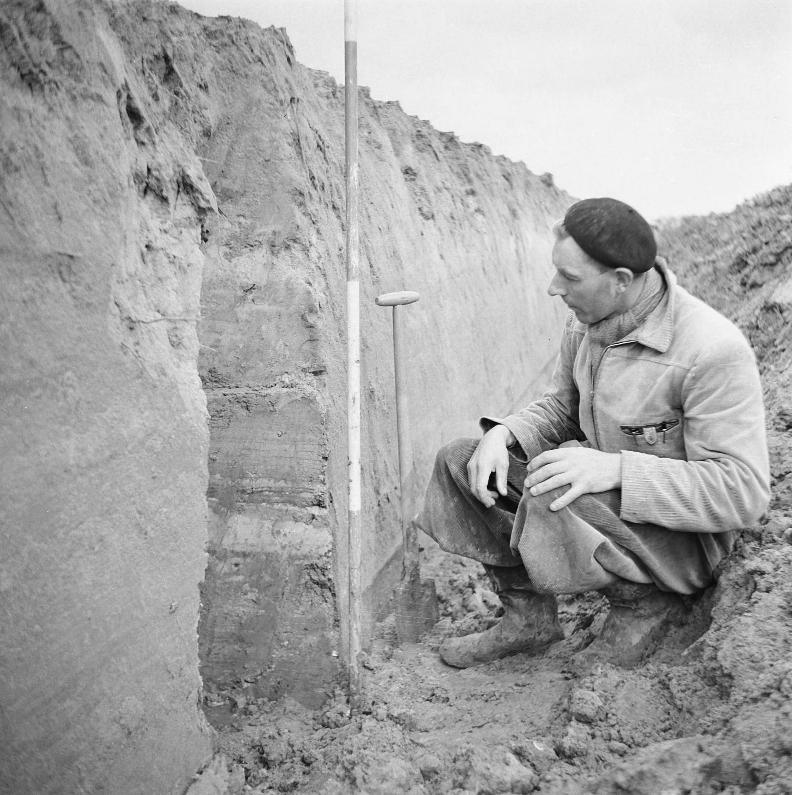Fotocollectie Nederlandse Heidemaatschappij — Diepploegen acter de duinstrook (Vrouwenpolders - Walcheren). Uitgeploegde voor. Bovenste meter zand, onderste 0.60 m kliei — Foto: Fotograaf Onbekend / Heidemij. Licentie: Set B: Rechtenvrij / Publiek Domein. Bron: Nationaal Archief. http://hdl.handle.net/10648/ae5d6874-d0b4-102d-bcf8-003048976d84