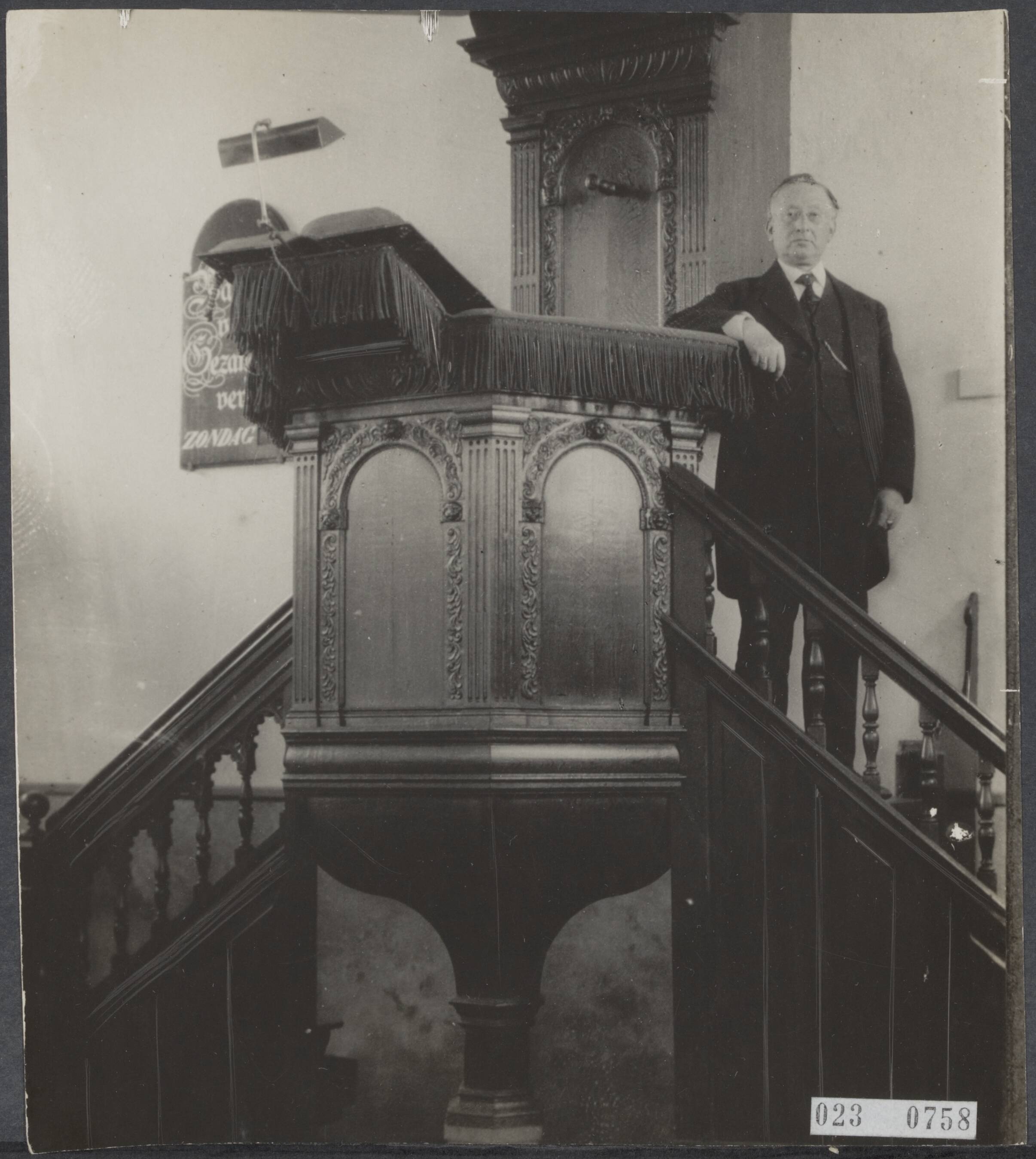 Fotocollectie Elsevier Binnenland — Dr. J. H. Gunning, thans predikant bij de Nederlands Hervormde gemeente te Serooskerken op Walcheren, herdenkt op 11-12-1921 zijn 40-jarig predikanten-jubileum die een aanvang nam te Wilhelminadorp — Foto: N.V. Vereenigde Fotobureaux. Licentie: Set B: Rechtenvrij / Publiek Domein. Bron: Nationaal Archief. http://hdl.handle.net/10648/add558bc-d0b4-102d-bcf8-003048976d84