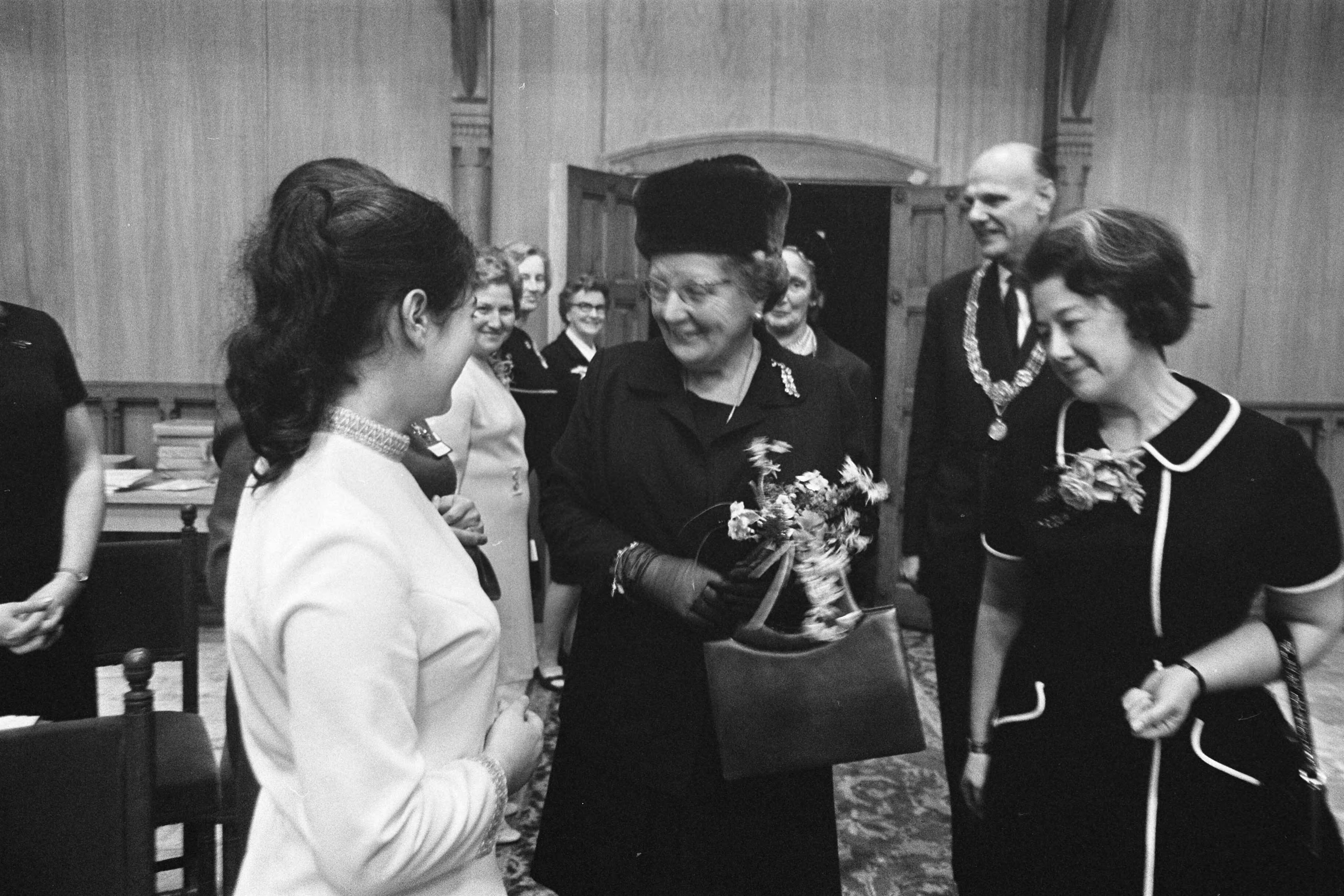 Fotocollectie Anefo — Koningin Juliana aanwezig bij Congres Nederlandse Vrouwen Comite in Ridderzaal Den Haag . Mevrouw Rood de Boer — Foto: Mieremet, Rob / Anefo. Licentie: Set B: Rechtenvrij / Publiek Domein. Bron: Nationaal Archief. http://hdl.handle.net/10648/ab80946e-d0b4-102d-bcf8-003048976d84