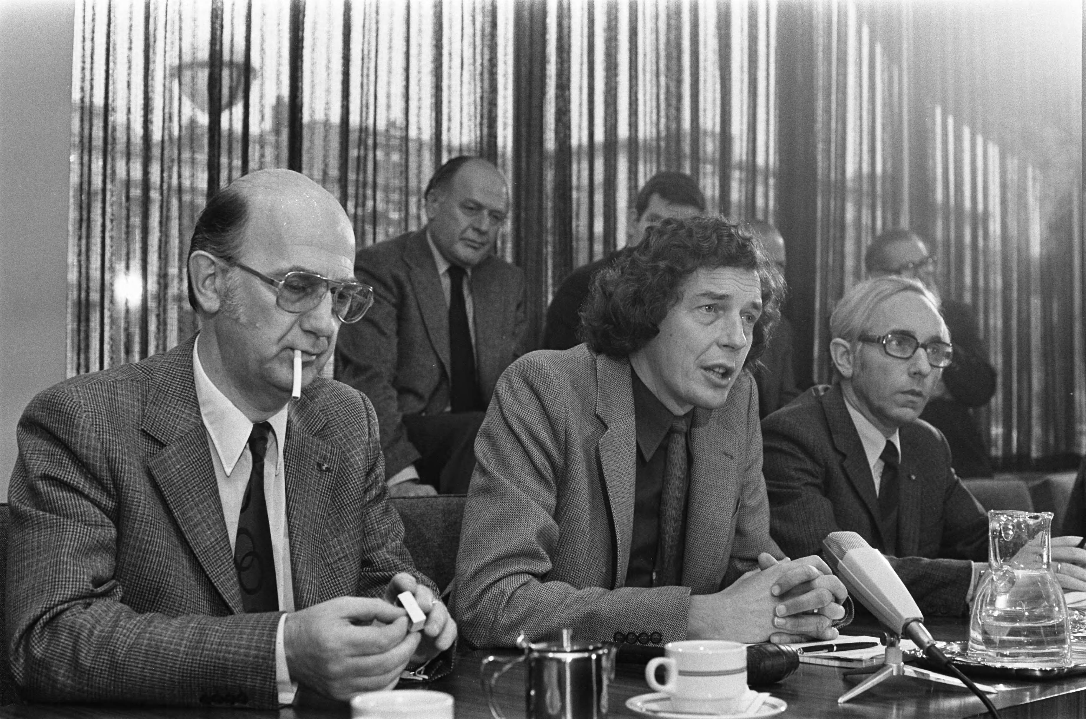 Fotocollectie Anefo — Besprekingen Centraal Akkoord in SER gebouw in Den Haag v.l.n.r. Spit (NKV), Kok (NVV) en Lanser (CNV) — Foto: Verhoeff, Bert / Anefo. Licentie: Set B: Rechtenvrij / Publiek Domein. Bron: Nationaal Archief. http://hdl.handle.net/10648/ac5c4856-d0b4-102d-bcf8-003048976d84