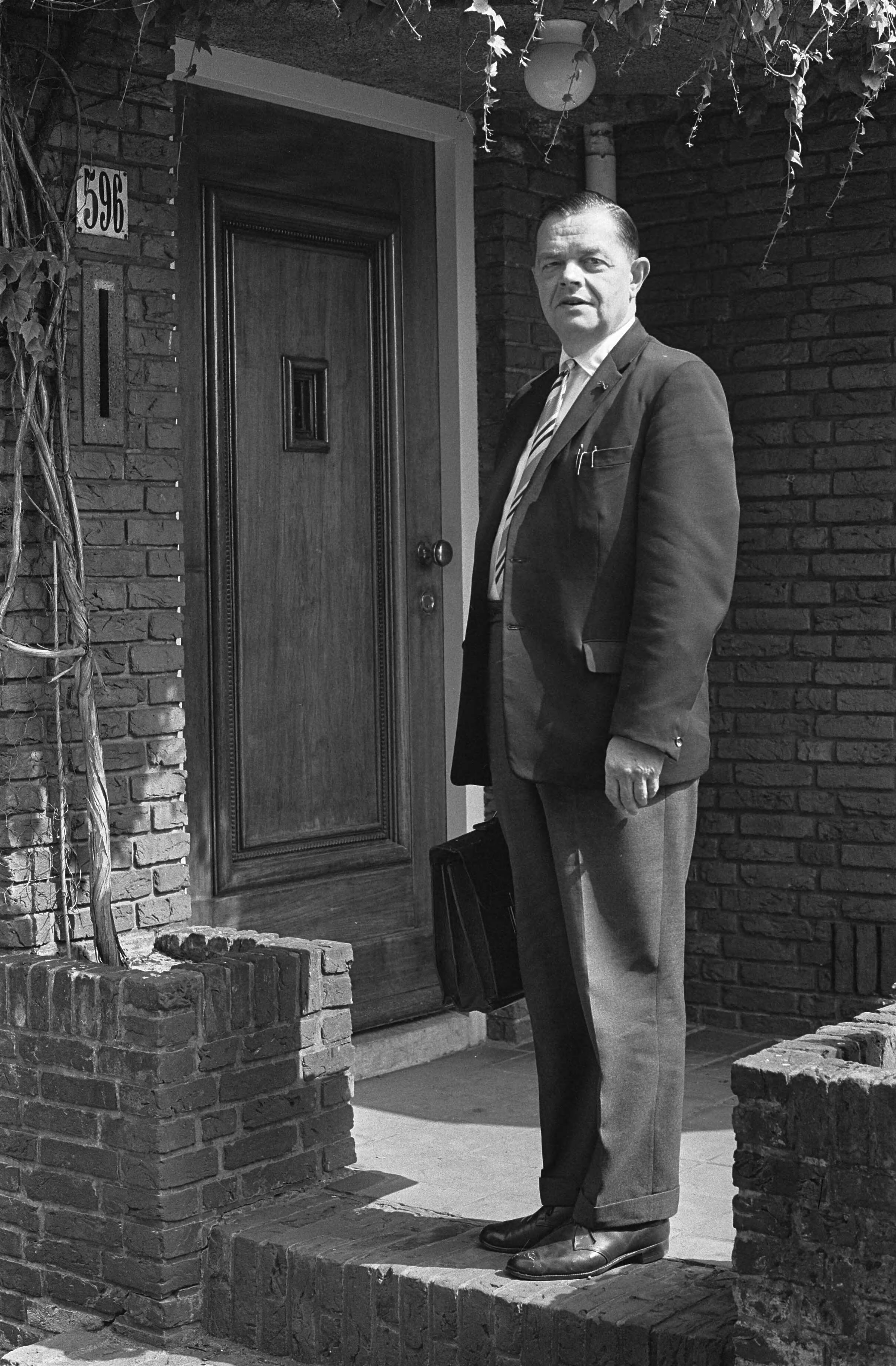 Fotocollectie Anefo — Kabinetsinformateur prof. dr. L.J.M. Beel ontving fractievoorzitters in zijn woning te Wassenaar. Aankomst Beernink (CHU) — Foto: Gelderen, Hugo van / Anefo. Licentie: Set B: Rechtenvrij / Publiek Domein. Bron: Nationaal Archief. http://hdl.handle.net/10648/aa3dae8e-d0b4-102d-bcf8-003048976d84