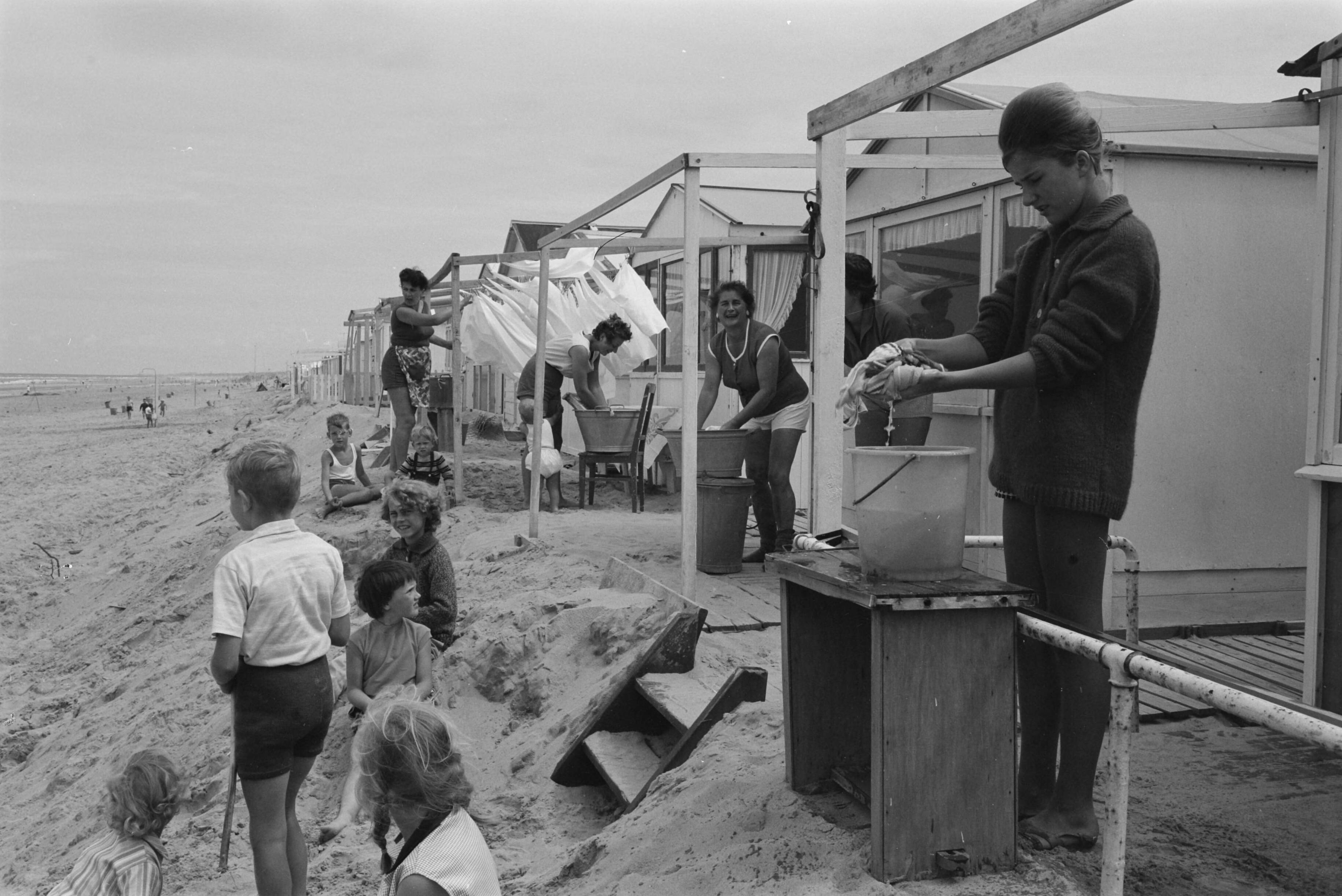 Fotocollectie Anefo — Wasdag aan het Zandvoortse strand — Foto: Pot, Harry / Anefo. Licentie: Set B: Rechtenvrij / Publiek Domein. Bron: Nationaal Archief. http://hdl.handle.net/10648/a9dc10c0-d0b4-102d-bcf8-003048976d84
