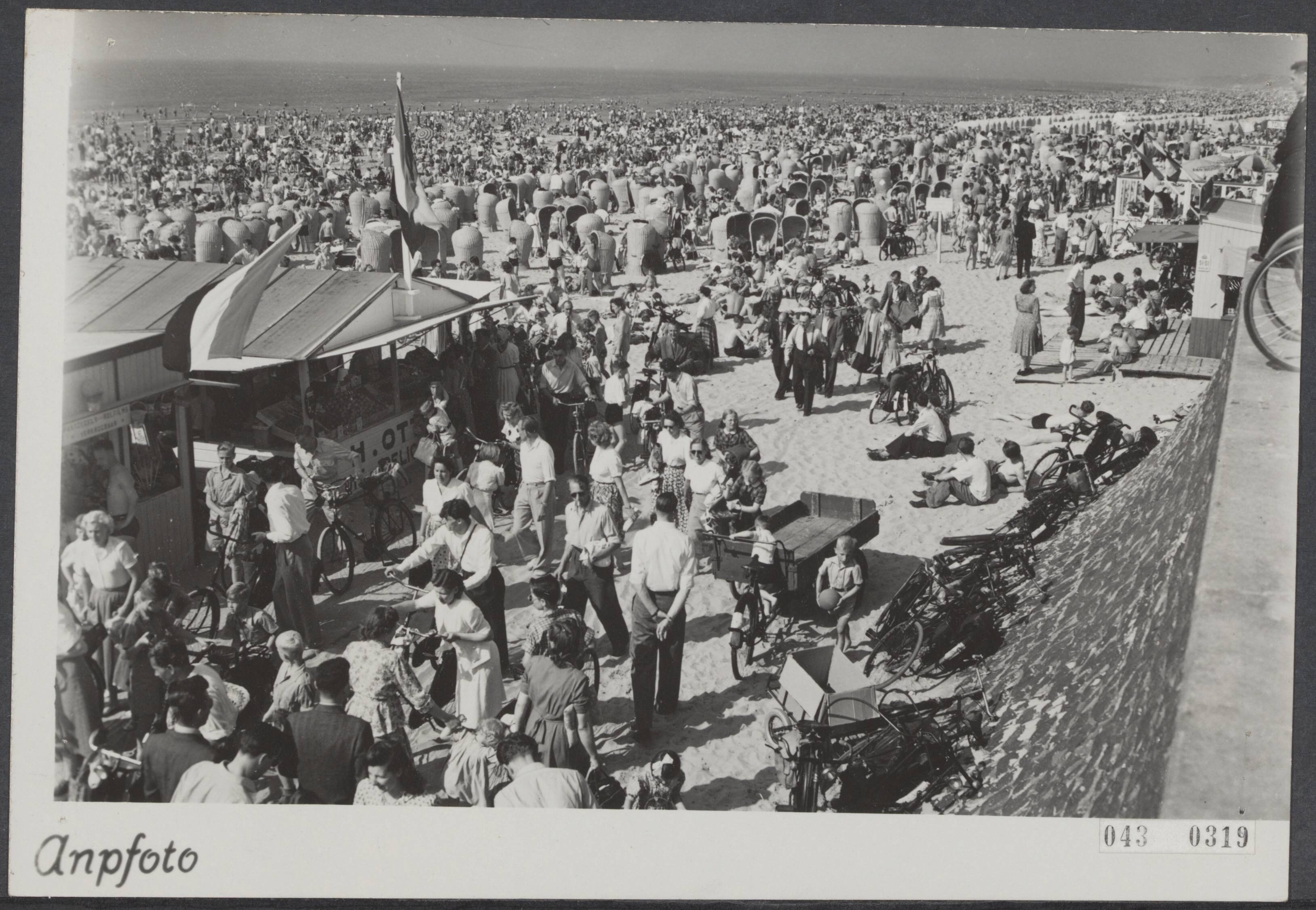 Fotocollectie Elsevier Binnenland — Op de eerste zomerdag een vol Schevenings strand — Foto: ANP / RVD of rechtenvrij. Licentie: Set B: Rechtenvrij / Publiek Domein. Bron: Nationaal Archief. http://hdl.handle.net/10648/adf8ac40-d0b4-102d-bcf8-003048976d84