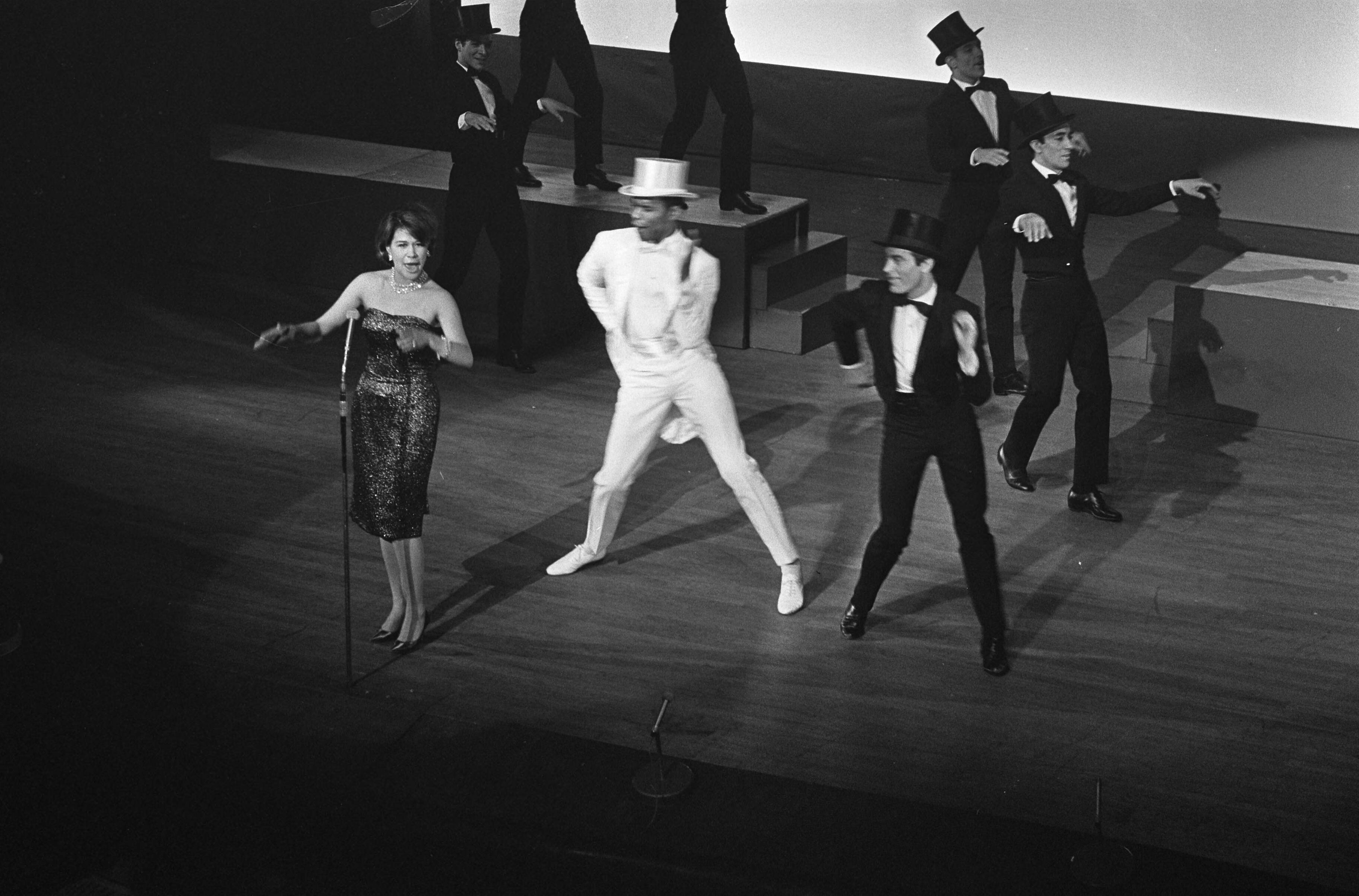 Fotocollectie Anefo — Snip en Snap revue gaat in première, Anneke Gronloh en Donald Jones en de Carden Singers — Foto: Koch, Eric / Anefo. Licentie: Set B: Rechtenvrij / Publiek Domein. Bron: Nationaal Archief. http://hdl.handle.net/10648/aab2979e-d0b4-102d-bcf8-003048976d84