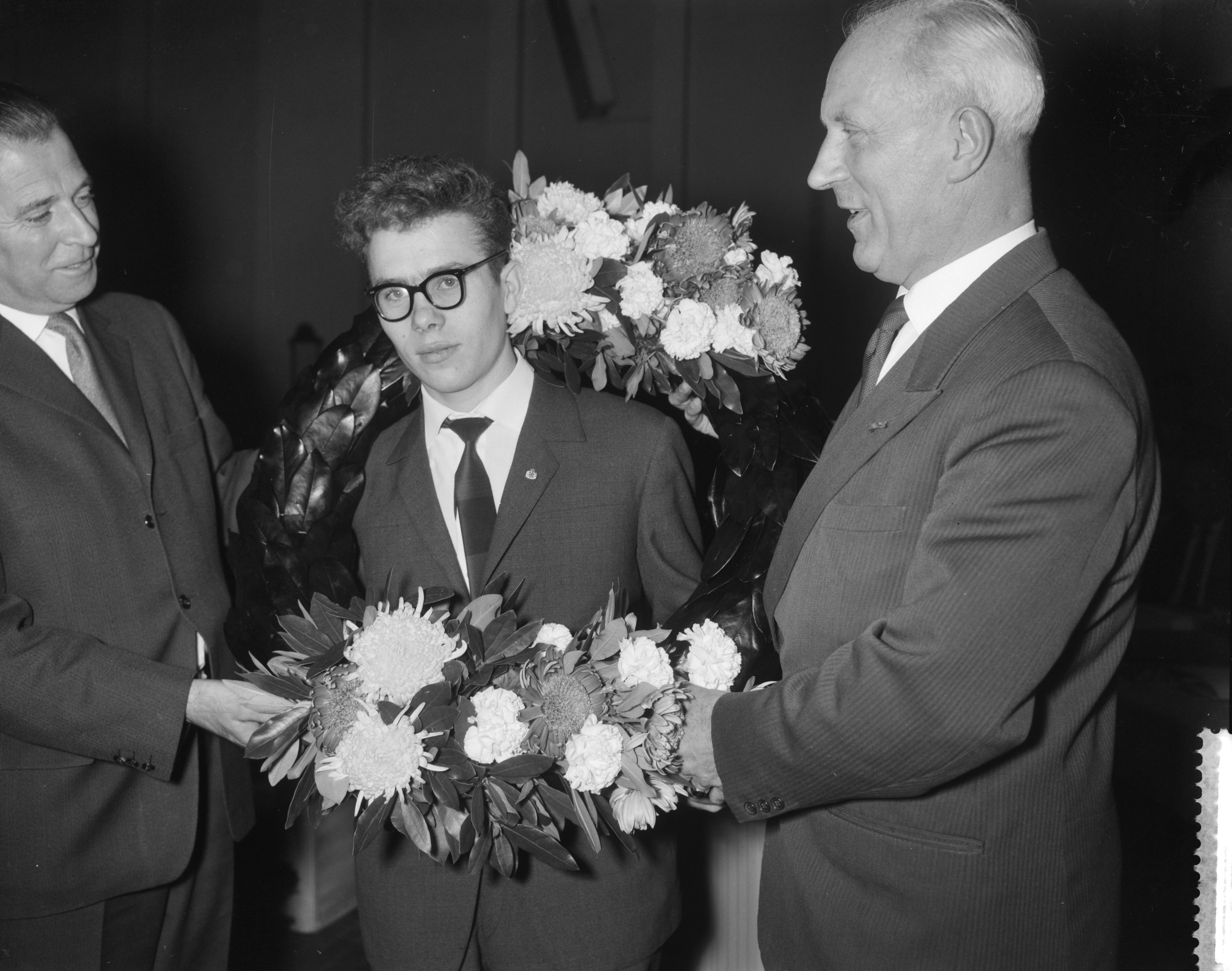 Fotocollectie Anefo — Laatste ronde wereldkampioenschap dammen in het Concertgebouw te Haarlem. Winnaar Tsjegolev met krans — Foto: Bilsen, Joop van / Anefo. Licentie: Set B: Rechtenvrij / Publiek Domein. Bron: Nationaal Archief. http://hdl.handle.net/10648/a9bf3bda-d0b4-102d-bcf8-003048976d84