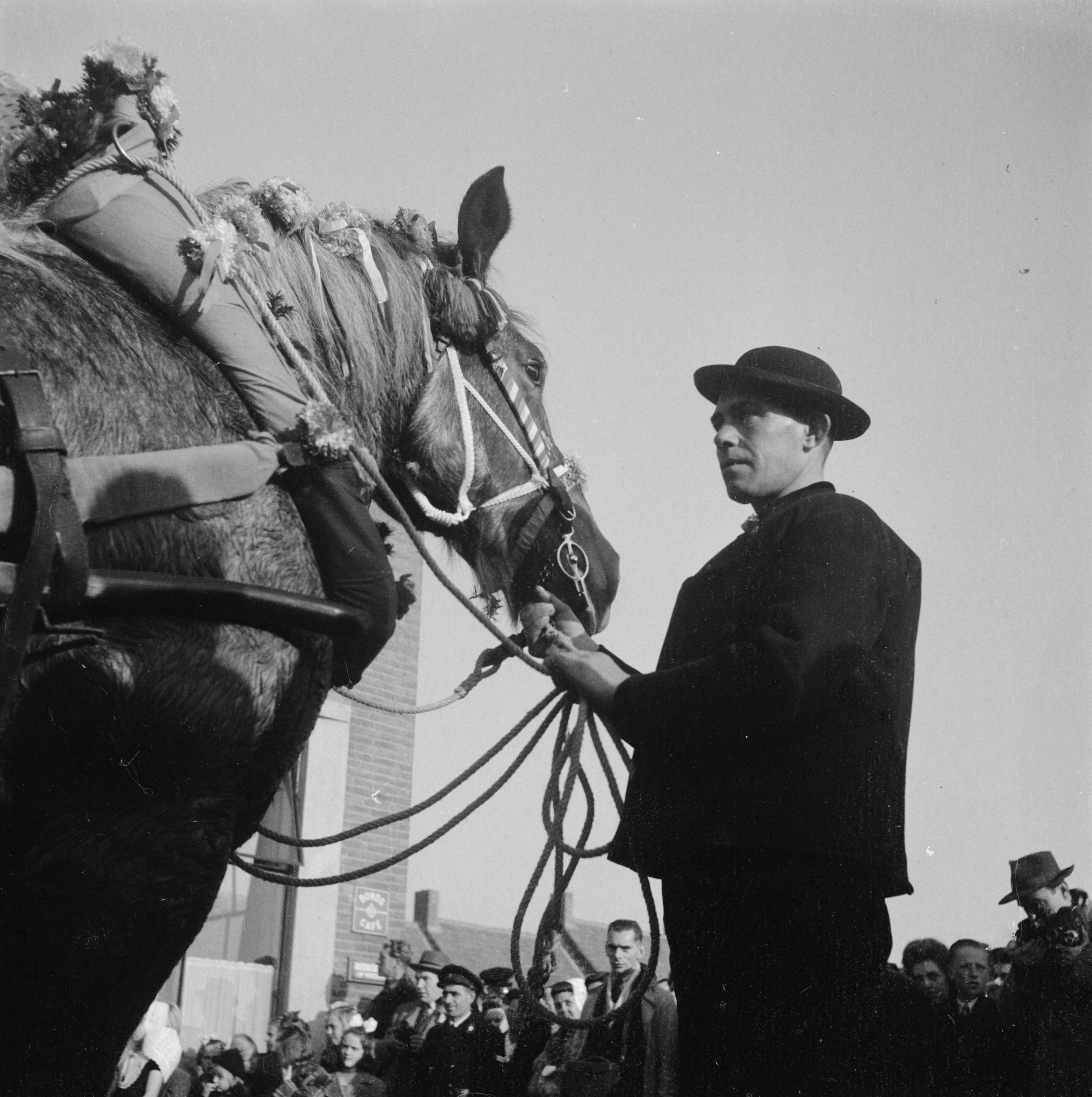 Fotocollectie Anefo — Boomplantdag te Westkapelle — Foto: Noske, J.D. / Anefo. Licentie: Set B: Rechtenvrij / Publiek Domein. Bron: Nationaal Archief. http://hdl.handle.net/10648/a8c036a8-d0b4-102d-bcf8-003048976d84