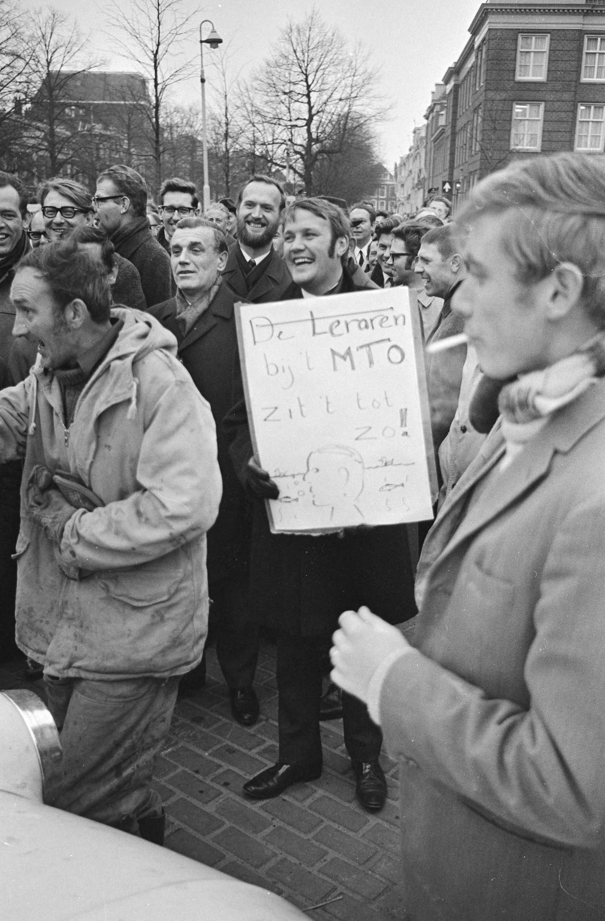 Fotocollectie Anefo — Leraren bij Middelbaar Technisch Onderwijs demonstreren in Den Haag ; leraren met spandoek — Foto: Punt, W. / Anefo. Licentie: Set B: Rechtenvrij / Publiek Domein. Bron: Nationaal Archief. http://hdl.handle.net/10648/abad837a-d0b4-102d-bcf8-003048976d84