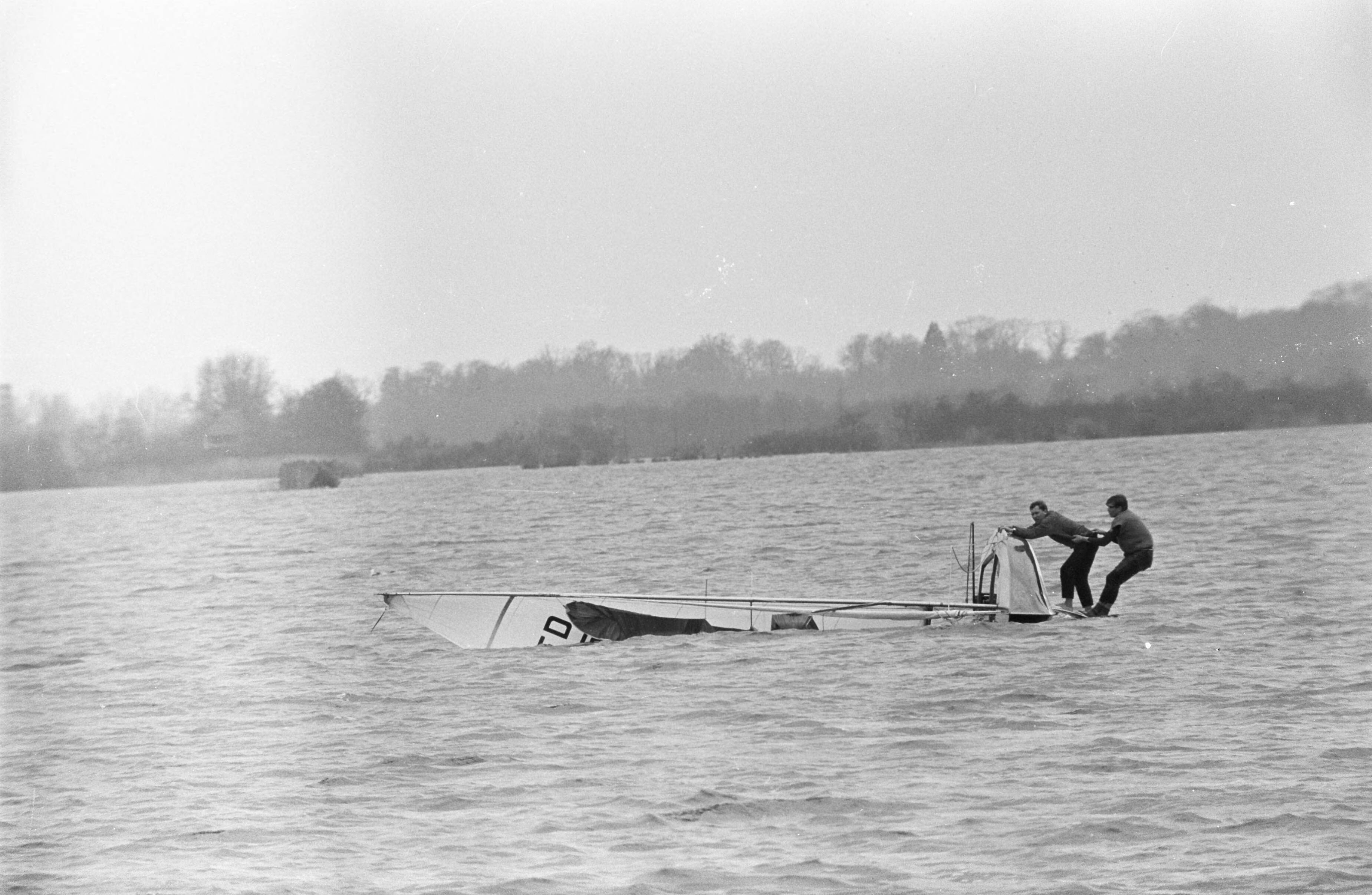 Fotocollectie Anefo — Paasregatta, zeilwedstrijden te Loosdrecht. Actiefotos tijdens zeilwedstrijden — Foto: Kroon, Ron / Anefo. Licentie: Set B: Rechtenvrij / Publiek Domein. Bron: Nationaal Archief. http://hdl.handle.net/10648/ab3ce3b8-d0b4-102d-bcf8-003048976d84
