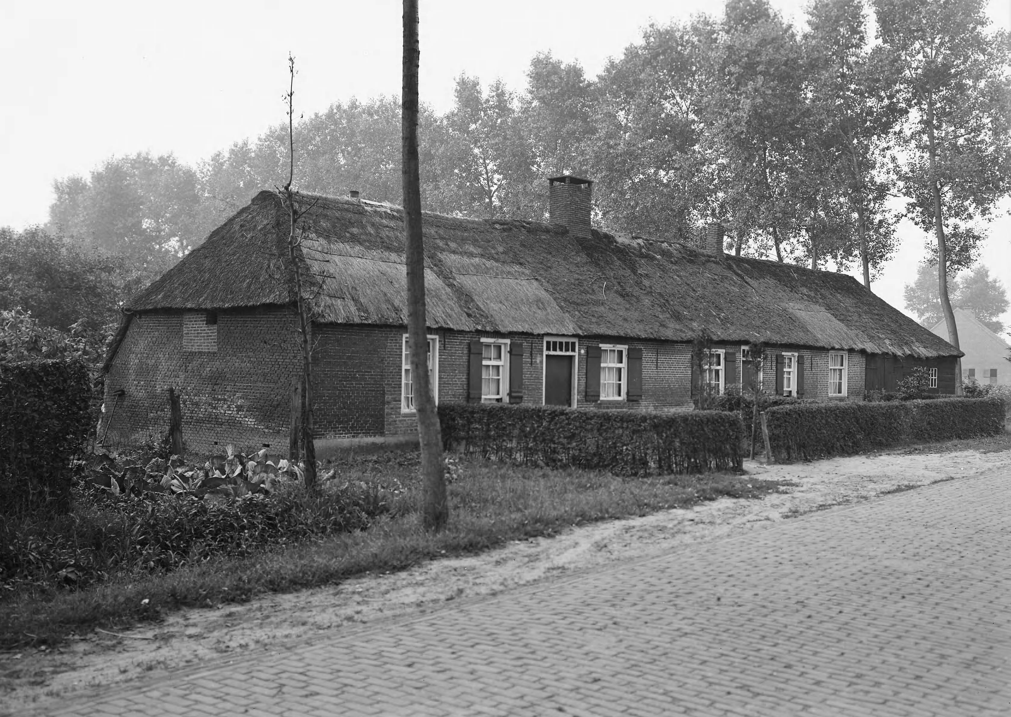 Fotocollectie Nederlandse Heidemaatschappij — Landarbeiderswoning Amerscheslag (Ver. Belang v/d Arbeider te Heemse) — Foto: Eyssen, [...] / Heidemij. Licentie: Set B: Rechtenvrij / Publiek Domein. Bron: Nationaal Archief. http://hdl.handle.net/10648/ae754bd8-d0b4-102d-bcf8-003048976d84