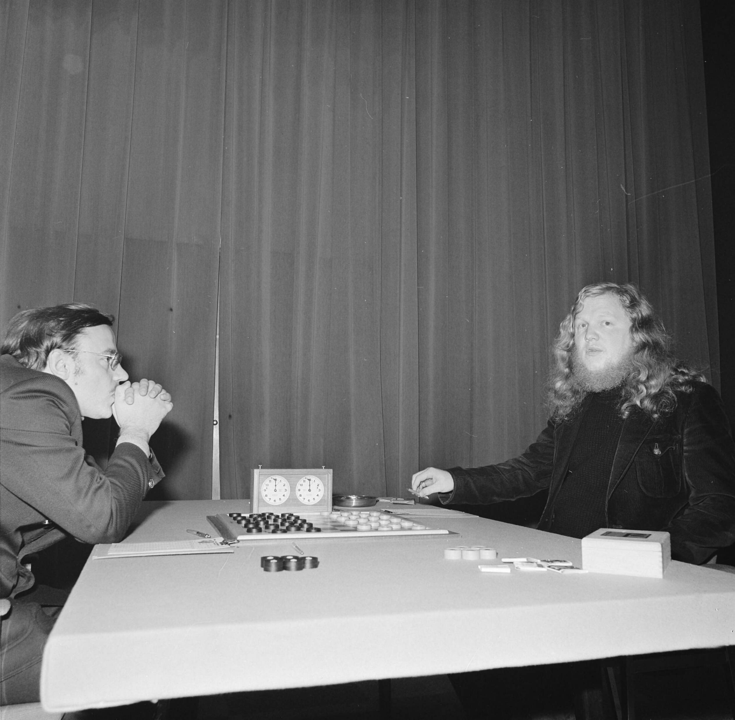 Fotocollectie Anefo — Wereldkampioenschap dammen te Den Haag, Andreiko (links) en Sijbrands — Foto: Mieremet, Rob / Anefo. Licentie: Set B: Rechtenvrij / Publiek Domein. Bron: Nationaal Archief. http://hdl.handle.net/10648/ac384ae6-d0b4-102d-bcf8-003048976d84