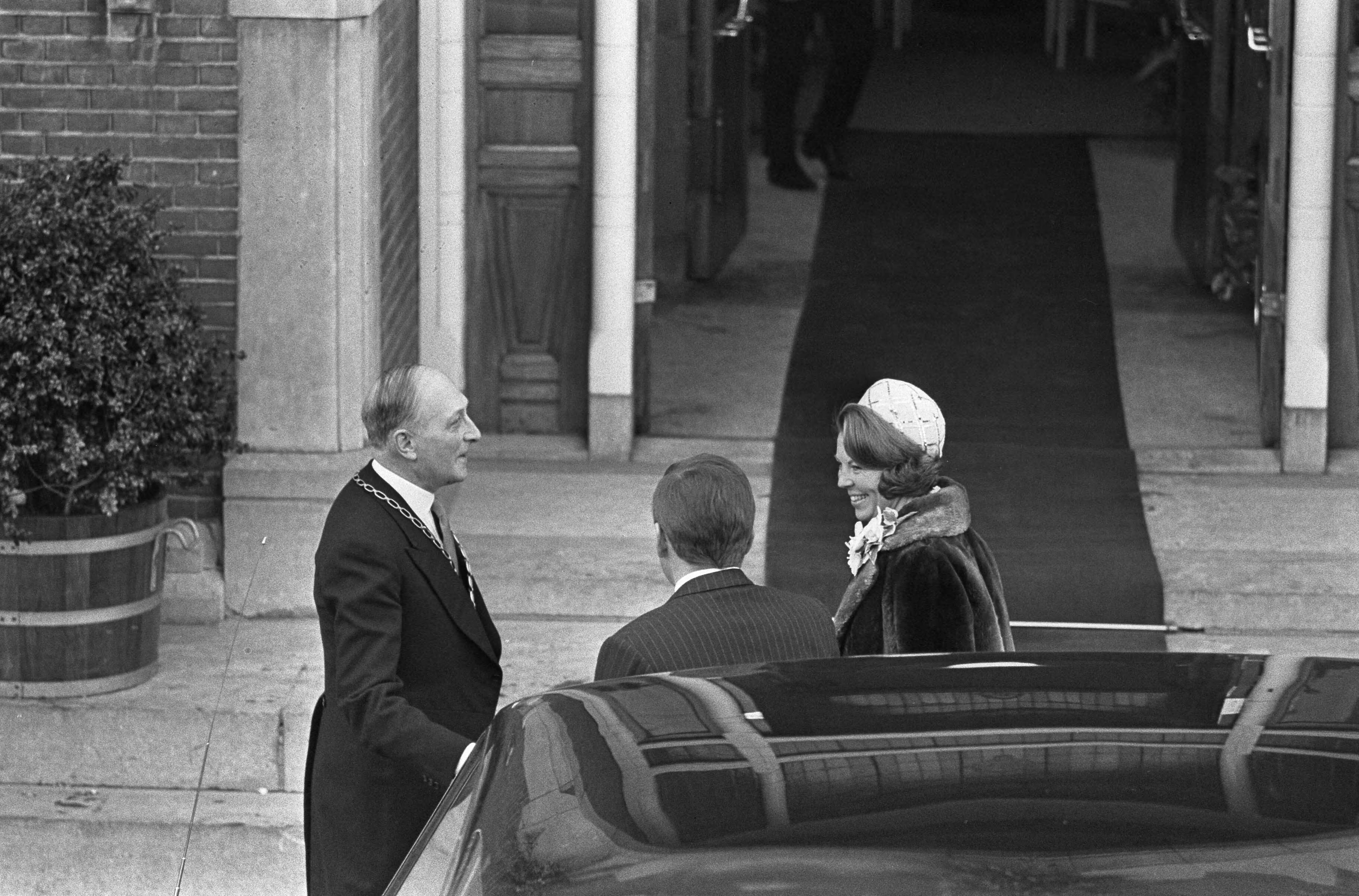 Fotocollectie Anefo — Ondertrouw prinses Beatrix en Claus in Baarn — Foto: Combinatie 6 / Anefo. Licentie: Set B: Rechtenvrij / Publiek Domein. Bron: Nationaal Archief. http://hdl.handle.net/10648/aadb0a08-d0b4-102d-bcf8-003048976d84