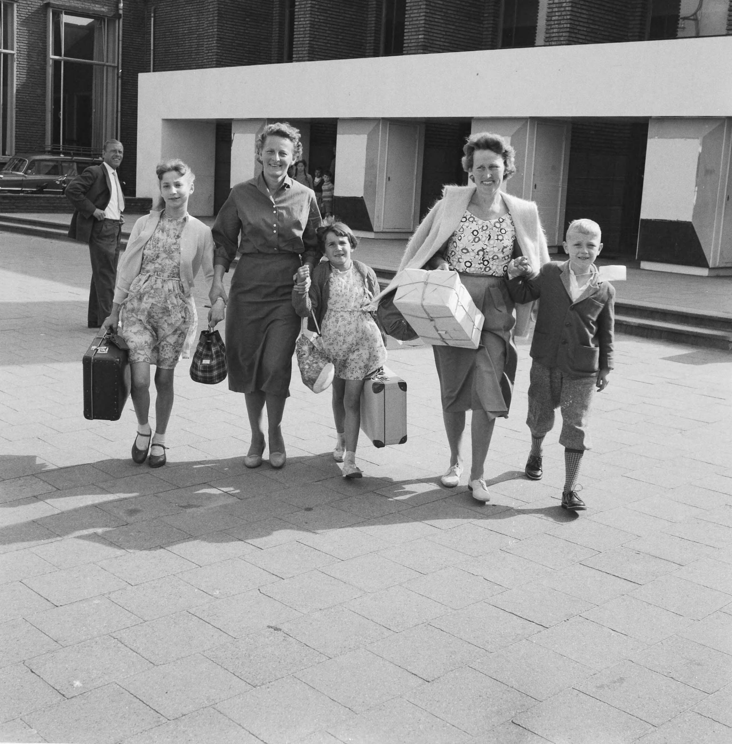 Fotocollectie Anefo — Vluchtelingenkinderen uit Oostenrijk en Duitsland op vakantie in Den Haag — Foto: Behrens, Herbert F. / Anefo. Licentie: Set B: Rechtenvrij / Publiek Domein. Bron: Nationaal Archief. http://hdl.handle.net/10648/a9b42e5c-d0b4-102d-bcf8-003048976d84