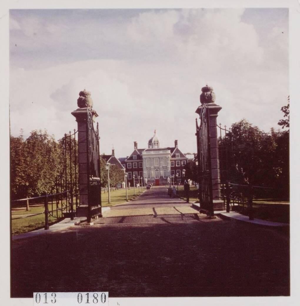Paleis Huis ten Bosch te Den Haag — Exterieur — Foto: Rousel (repro) / RVD. Licentie: Set B: Rechtenvrij / Publiek Domein. Bron: Nationaal Archief. http://hdl.handle.net/10648/afa8bd64-d0b4-102d-bcf8-003048976d84