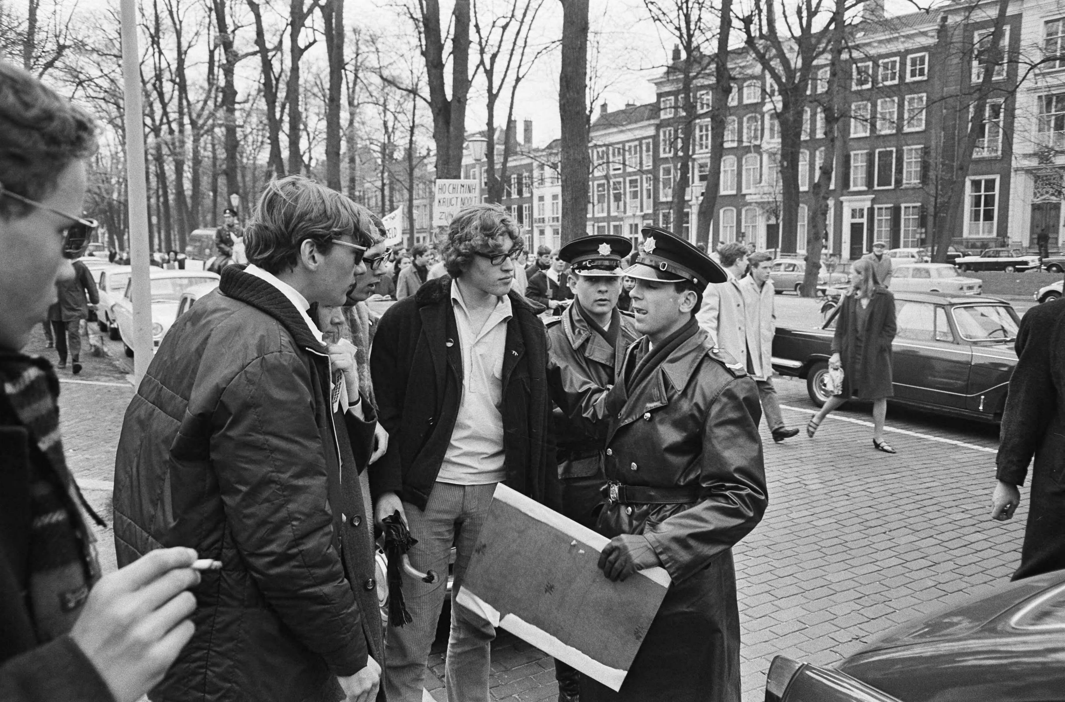 Fotocollectie Anefo — Pro-Vietnam demonstratie in Den Haag — Foto: Kroon, Ron / Anefo. Licentie: Set B: Rechtenvrij / Publiek Domein. Bron: Nationaal Archief. http://hdl.handle.net/10648/ab1616ac-d0b4-102d-bcf8-003048976d84