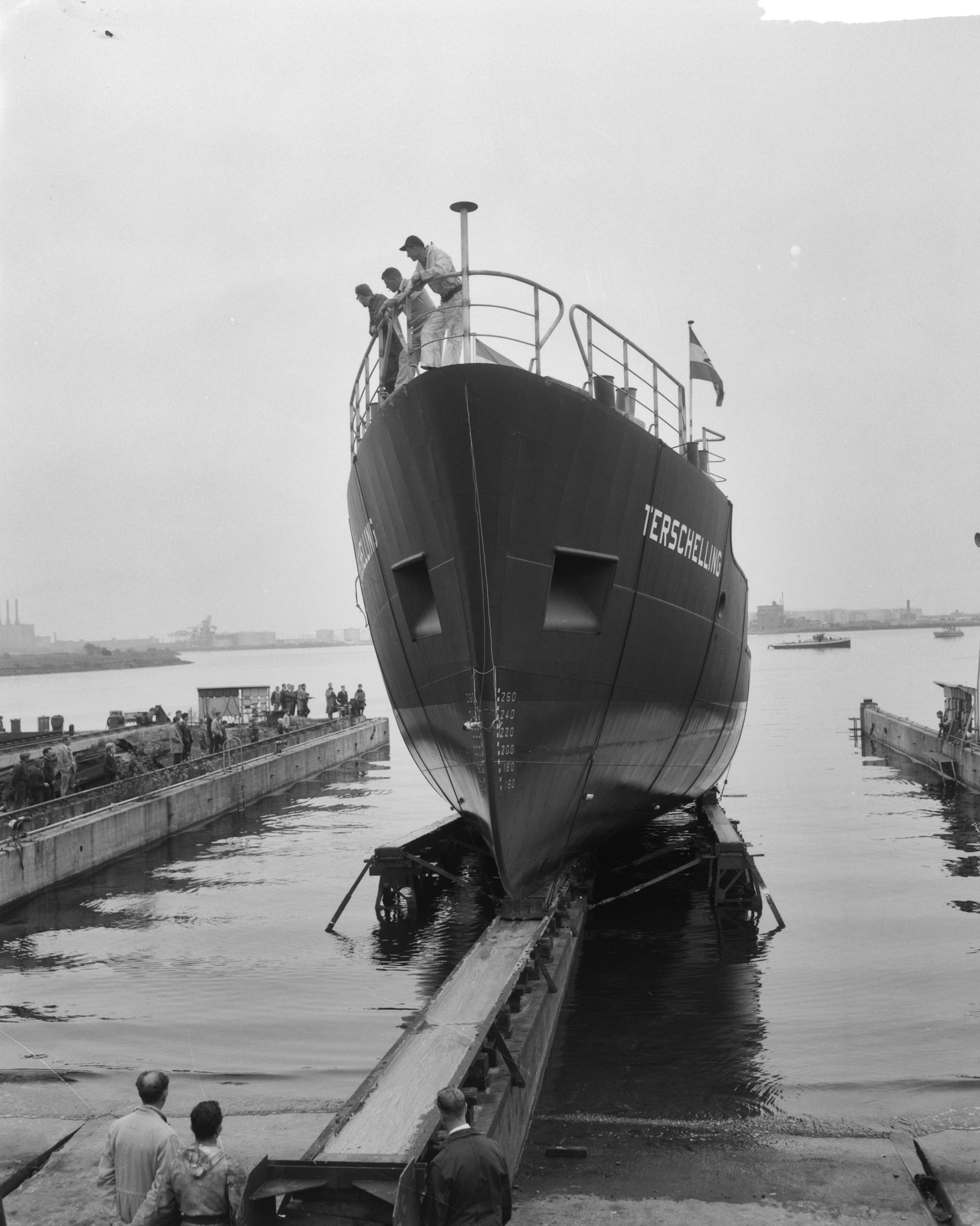 Tewaterlating betonningsvaartuig "Terschelling" — Tewaterlating betonningsvaartuig "Terschelling" op de scheepswerf Achtersluispolder van de Zaanlandse Scheepsbouw Maatschappij (Z.S.M.) — Foto: Bilsen, Joop van / Anefo. Licentie: Set B: Rechtenvrij / Publiek Domein. Bron: Nationaal Archief. http://hdl.handle.net/10648/aa466dd0-d0b4-102d-bcf8-003048976d84