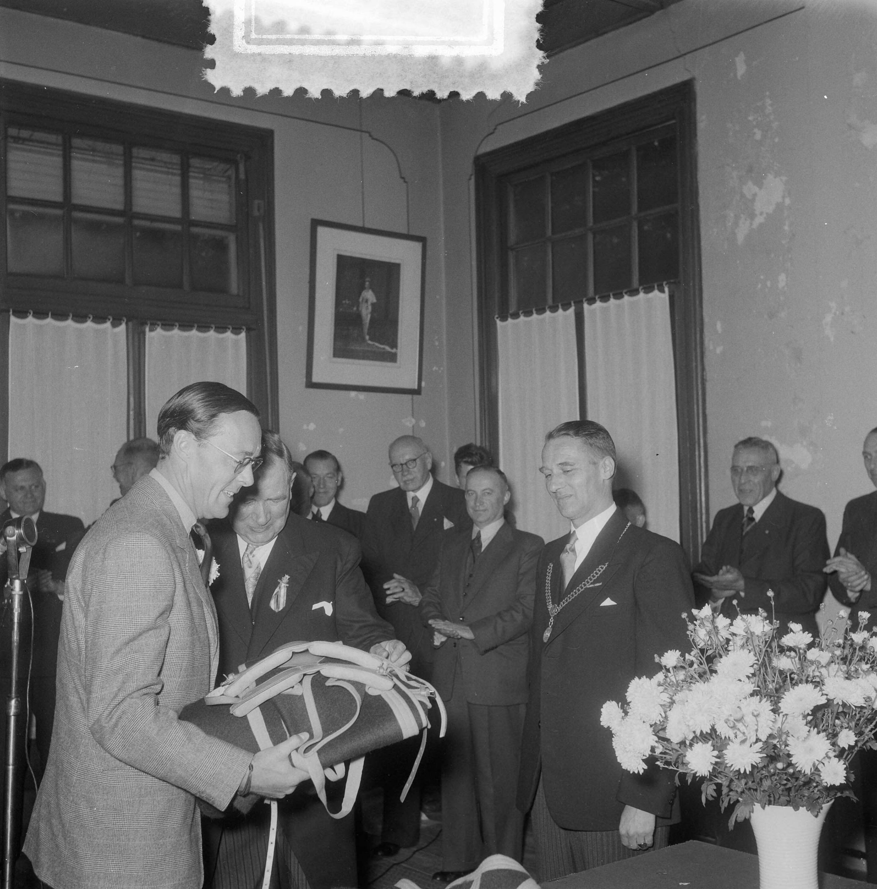 Fotocollectie Anefo — Prins Bernhard bezoekt paardenmarkt te Zuidlaren. Aanbieding van geschenken in de raadszaal. Rechts burgemeester Jan Hielke Roukema — Foto: Noske, J.D. / Anefo. Licentie: Set B: Rechtenvrij / Publiek Domein. Bron: Nationaal Archief. http://hdl.handle.net/10648/a91640ac-d0b4-102d-bcf8-003048976d84