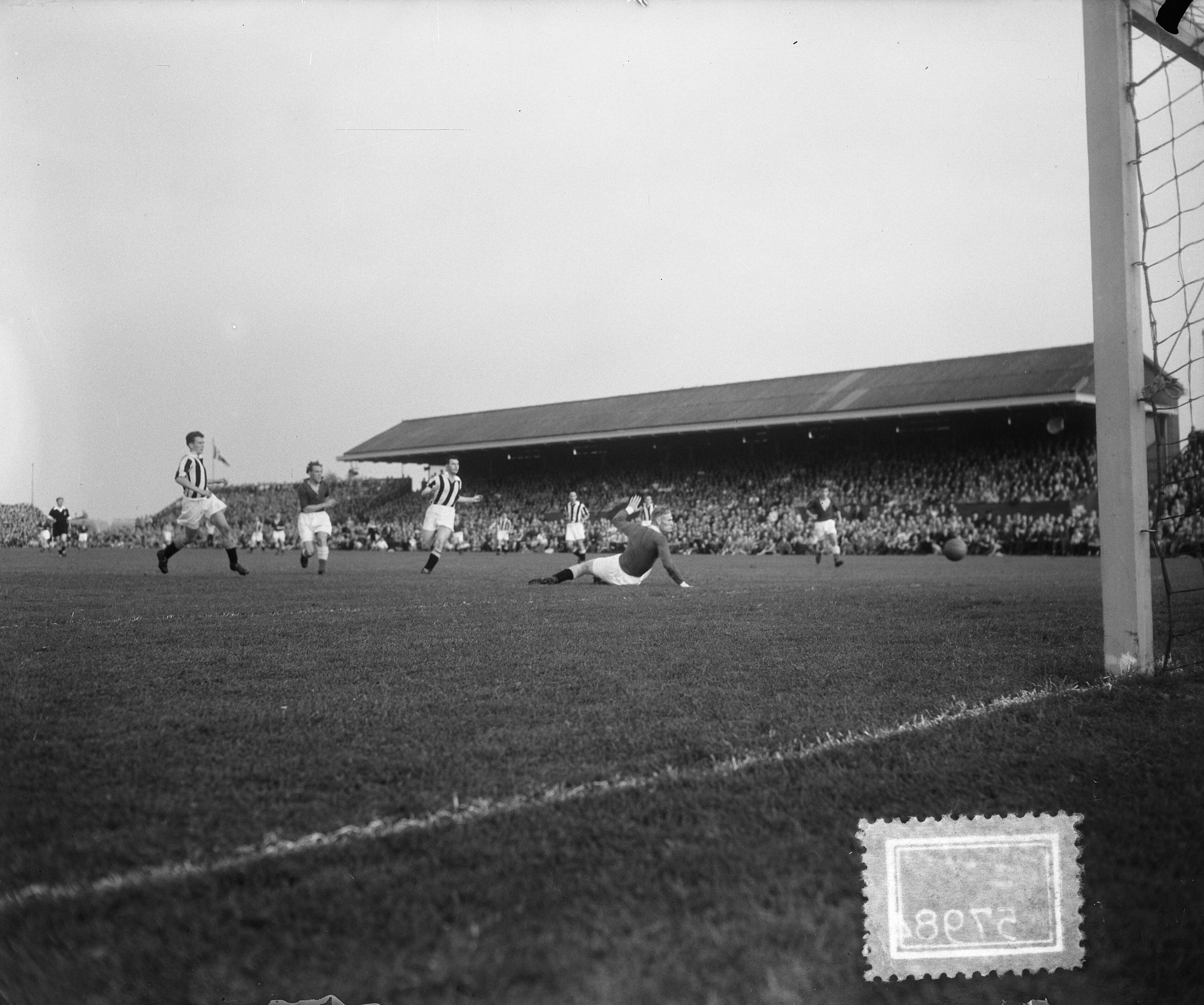 Fotocollectie Anefo — Voetbal. RCH tegen Vitesse 2-1. Spelmoment — Foto: Pot, Harry / Anefo. Licentie: Set B: Rechtenvrij / Publiek Domein. Bron: Nationaal Archief. http://hdl.handle.net/10648/a90e5338-d0b4-102d-bcf8-003048976d84
