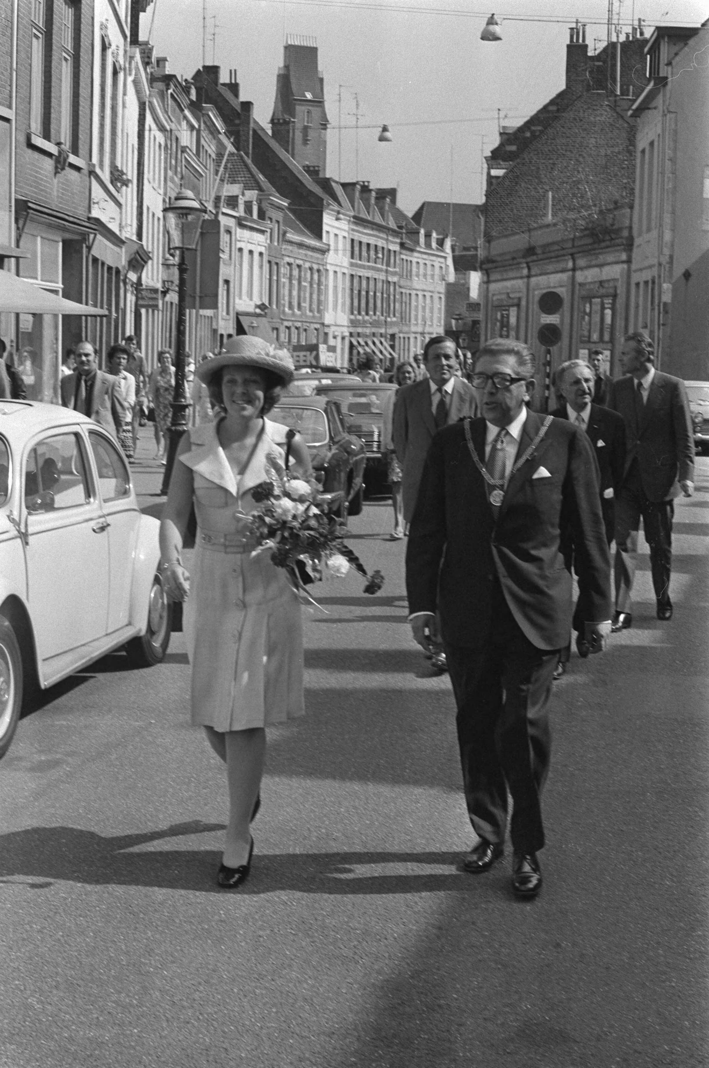 Fotocollectie Anefo — Prinses Beatrix en Prins Claus brengen driedaags bezoek aan Limburg; Beatrix en Claus (achtergrond) wandelen door Maastricht, rechts burgemeester mr. A. M. — Foto: Punt, W. / Anefo. Licentie: Set B: Rechtenvrij / Publiek Domein. Bron: Nationaal Archief. http://hdl.handle.net/10648/ac5326fe-d0b4-102d-bcf8-003048976d84