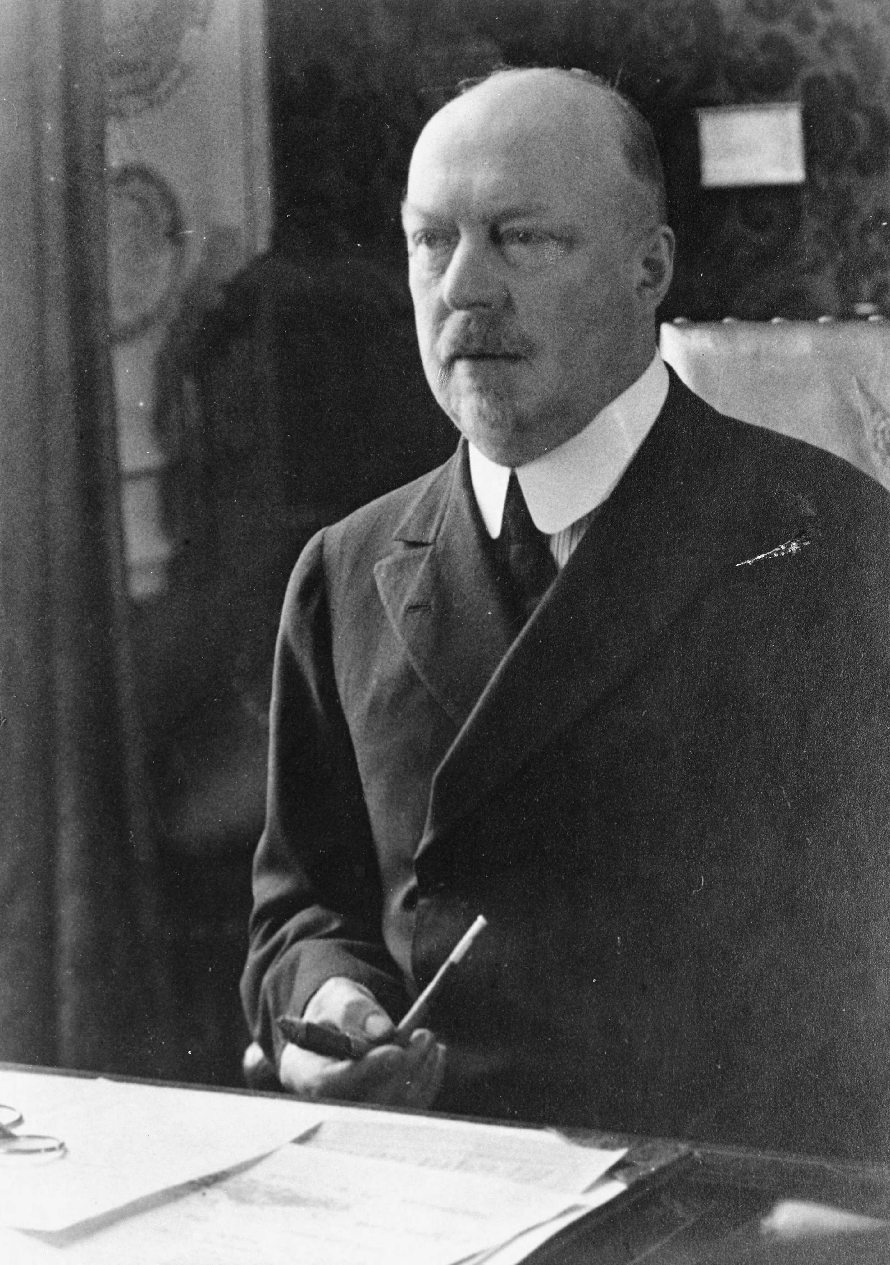 Fotocollectie RVD / Koninklijk Huis — Prins Hendrik (1876-1934) in zijn werkkamer op het hoofdbureau van het Rode Kruis in Den Haag, Prinsessegracht 27, 1928 — Foto: Rousel (repro) / RVD. Licentie: Set B: Rechtenvrij / Publiek Domein. Bron: Nationaal Archief. http://hdl.handle.net/10648/afb2a2ac-d0b4-102d-bcf8-003048976d84