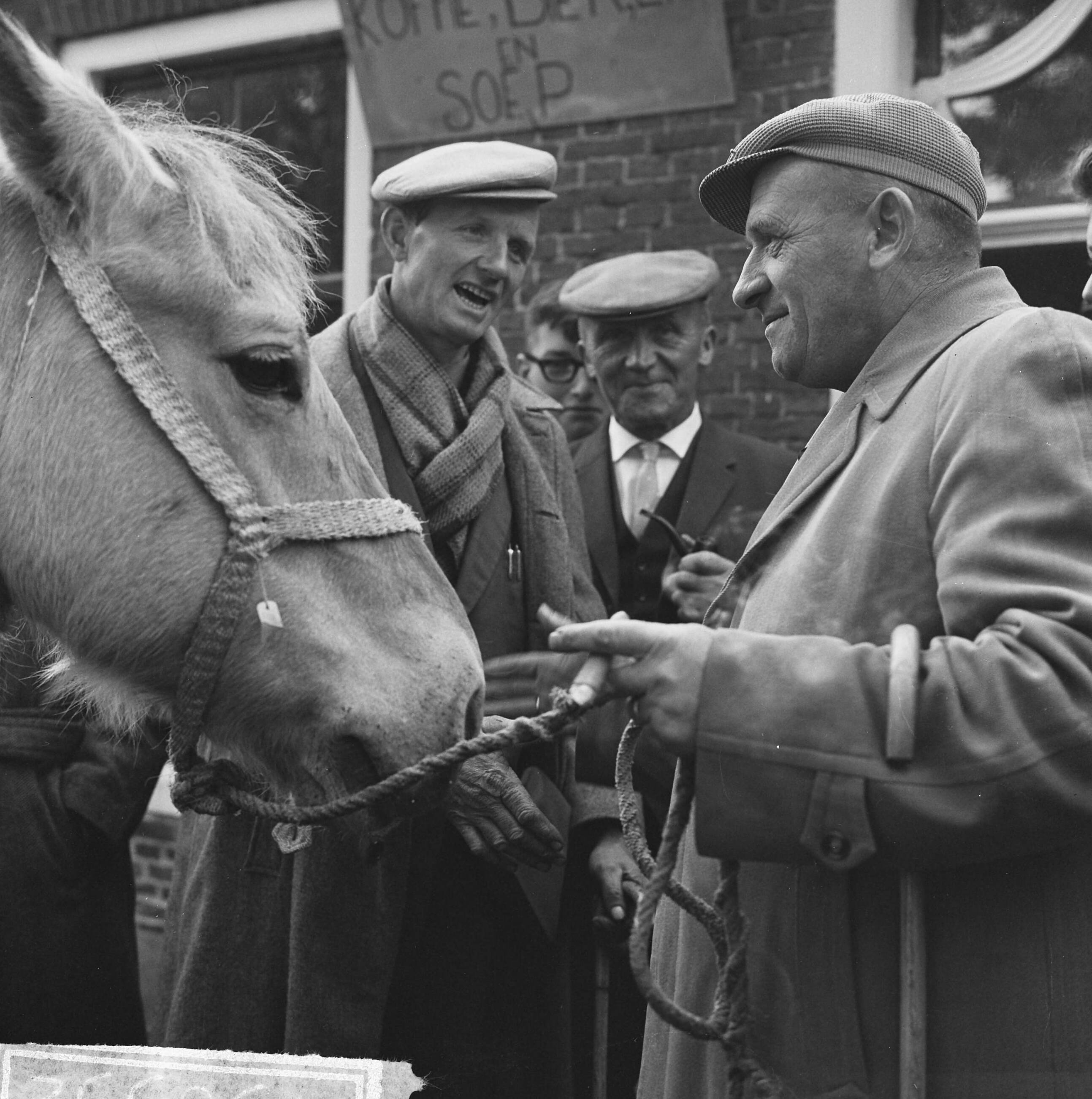Fotocollectie Anefo — Zuidlaarder Paardenmarkt. Overzicht drukte op de markt — Foto: Walta, Winfried / Anefo. Licentie: Set B: Rechtenvrij / Publiek Domein. Bron: Nationaal Archief. http://hdl.handle.net/10648/aa49cc46-d0b4-102d-bcf8-003048976d84