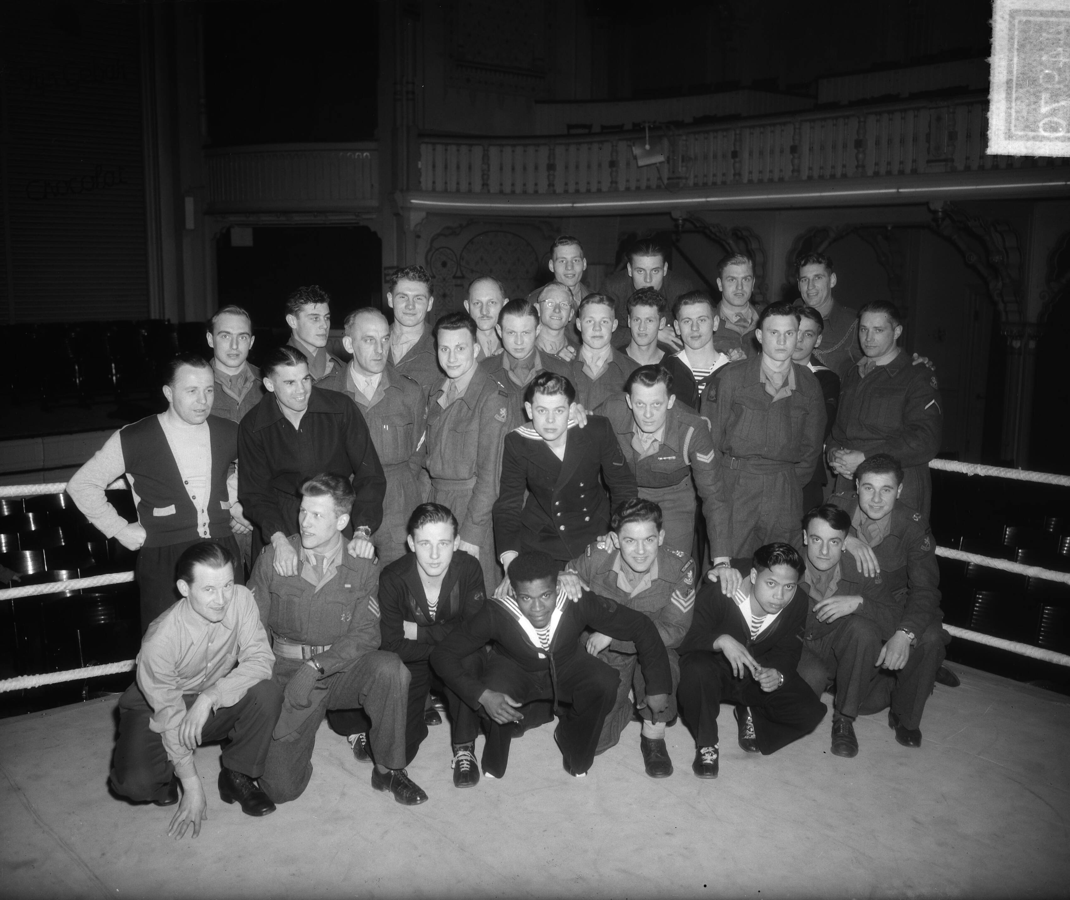 Boksavond van de Marine te Den Haag — Boksavond van de Marine te Den Haag [deelnemers poseren in de ring] — Foto: Duinen, H. van / Anefo. Licentie: Set B: Rechtenvrij / Publiek Domein. Bron: Nationaal Archief. http://hdl.handle.net/10648/a8e7ffda-d0b4-102d-bcf8-003048976d84