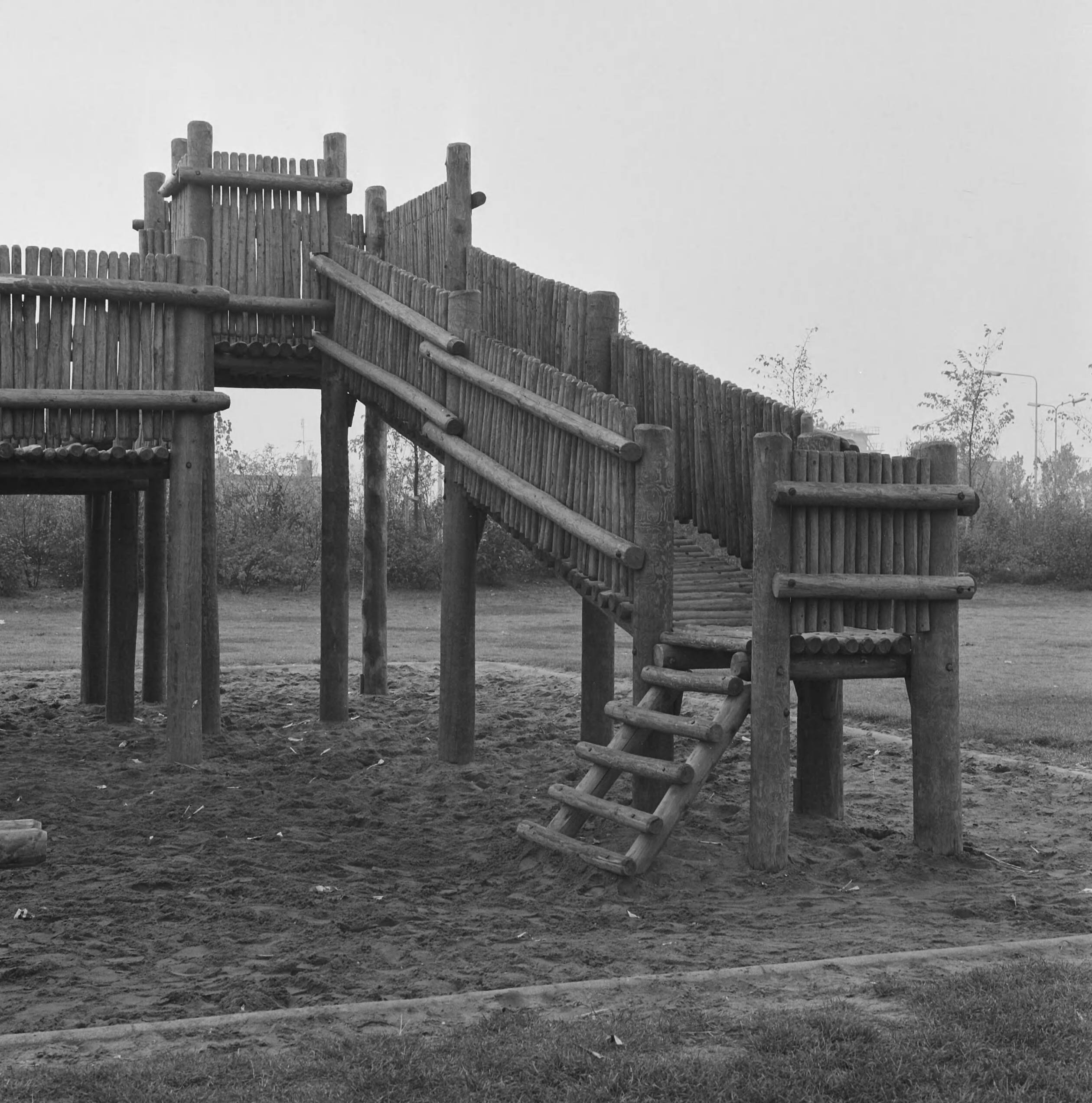 Fotocollectie Nederlandse Heidemaatschappij — Zoetermeer. Speelwerktuigen rond flats — Foto: Fotograaf Onbekend / Heidemij. Licentie: Set B: Rechtenvrij / Publiek Domein. Bron: Nationaal Archief. http://hdl.handle.net/10648/ae8358b8-d0b4-102d-bcf8-003048976d84