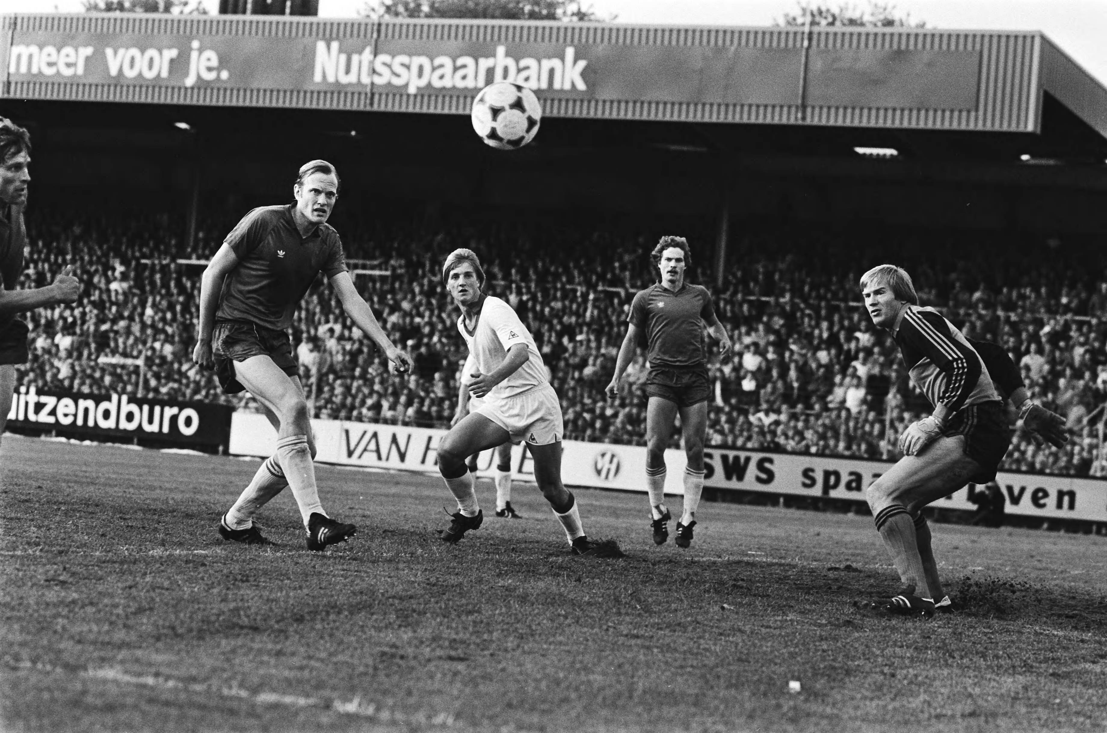 Fotocollectie Anefo — Voetbal Haarlem tegen Ajax 1-3; 31, 32: topscorer Kieft ( scoort, (l) Huyg; 33, 34: topscorer Kieft blij na doelpunt — Foto: Bogaerts, Rob / Anefo. Licentie: Set B: Rechtenvrij / Publiek Domein. Bron: Nationaal Archief. http://hdl.handle.net/10648/ad181c70-d0b4-102d-bcf8-003048976d84