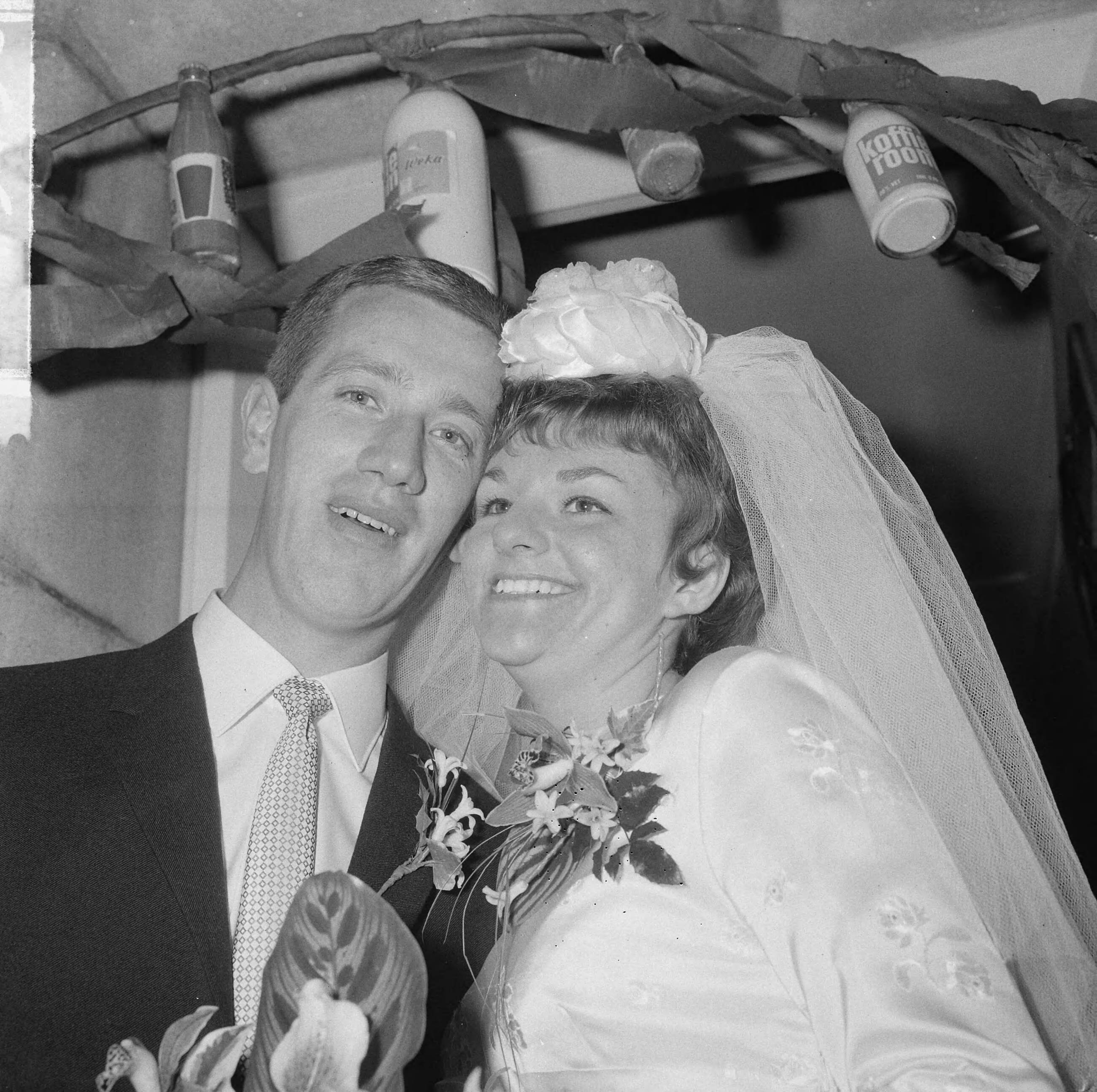 Fotocollectie Anefo — Huwelijk van Ada Smit en Wout Schaft (voetballer van De Volewijckers) (opdracht Volkskrant) — Foto: Gelderen, Hugo van / Anefo. Licentie: Set B: Rechtenvrij / Publiek Domein. Bron: Nationaal Archief. http://hdl.handle.net/10648/aa8ca156-d0b4-102d-bcf8-003048976d84