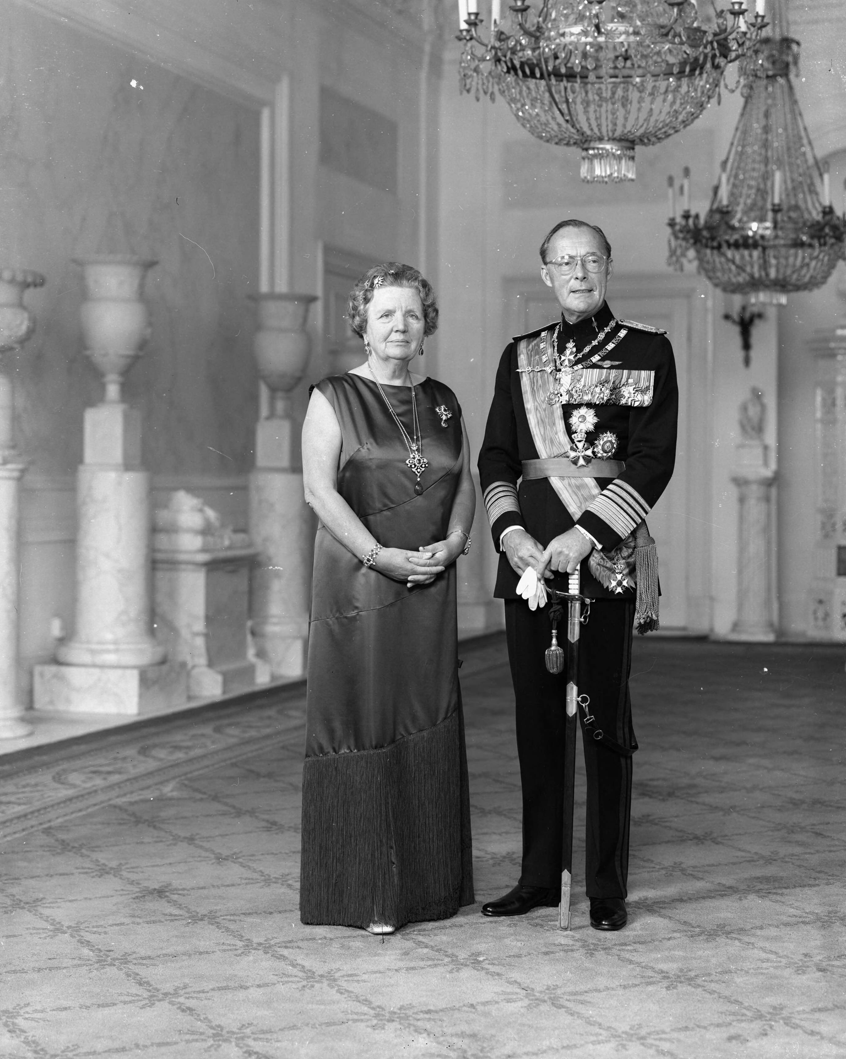 Fotocollectie RVD / Koninklijk Huis — Koningin Juliana en prins Bernhard, staande in paleis Soestdijk, 1971 — Foto: Koot, Max / RVD. Licentie: Set B: Rechtenvrij / Publiek Domein. Bron: Nationaal Archief. http://hdl.handle.net/10648/afb47d20-d0b4-102d-bcf8-003048976d84