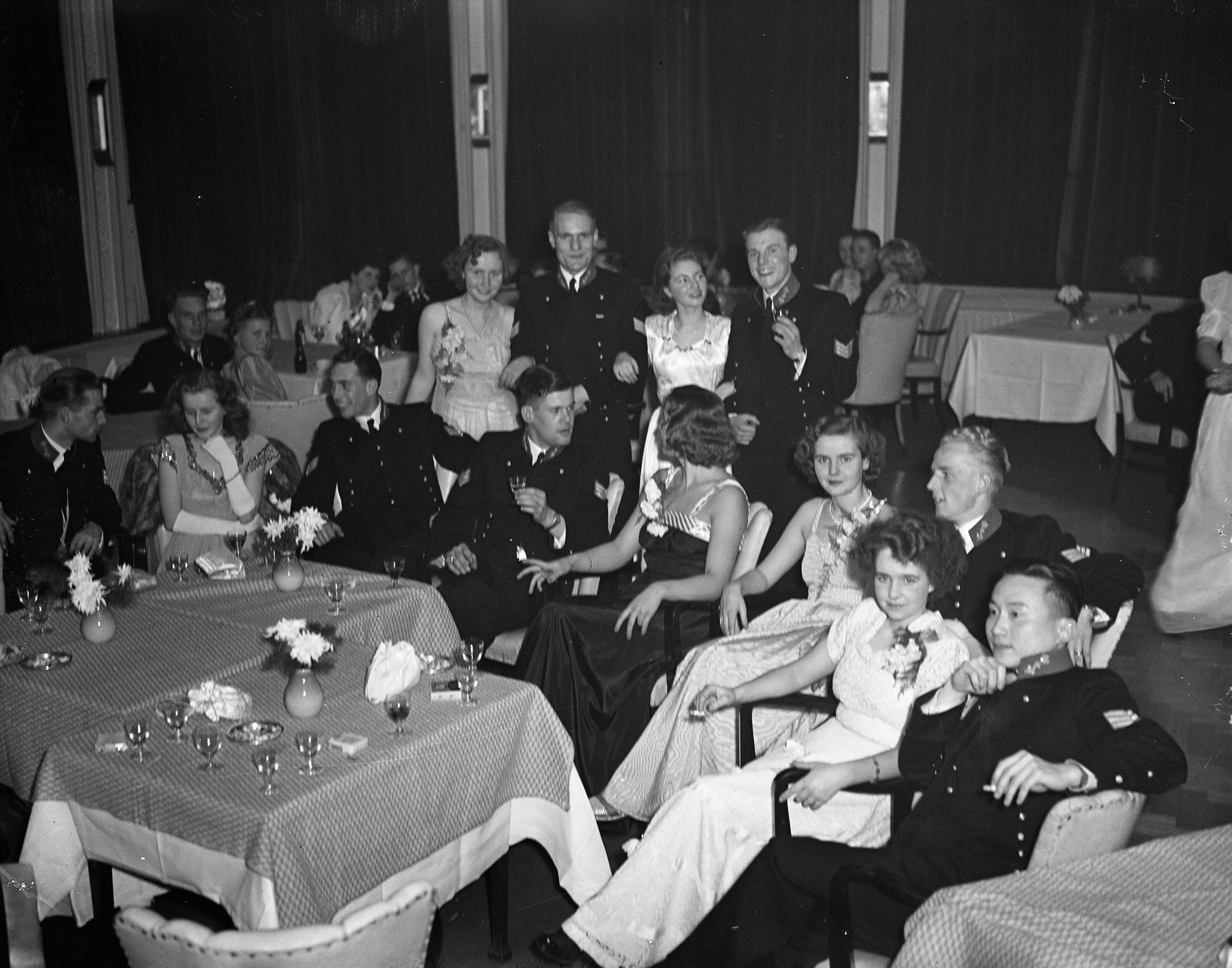 Fotocollectie Anefo — Bal adelborsten Kurhaus Scheveningen @ — Foto: Noske, J.D. / Anefo. Licentie: Set B: Rechtenvrij / Publiek Domein. Bron: Nationaal Archief. http://hdl.handle.net/10648/a8c17658-d0b4-102d-bcf8-003048976d84
