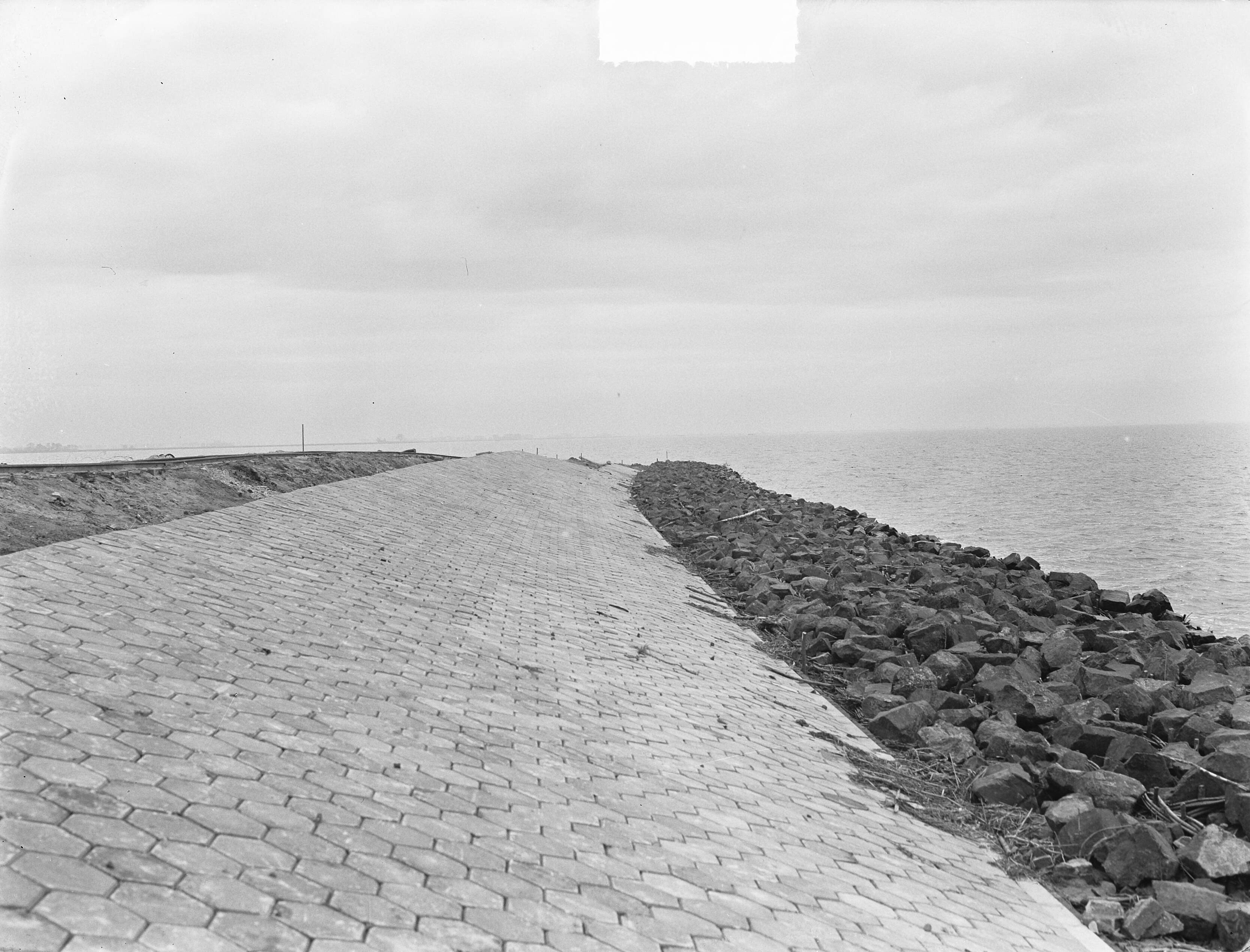 Dijk bij Kampen Zuidoostpolder. Egaliseren van de dijk — Foto: Pot, Harry / Anefo. — Licentie: Set B: Rechtenvrij / Publiek Domein. Bron: Nationaal Archief. http://hdl.handle.net/10648/a8e1de52-d0b4-102d-bcf8-003048976d84