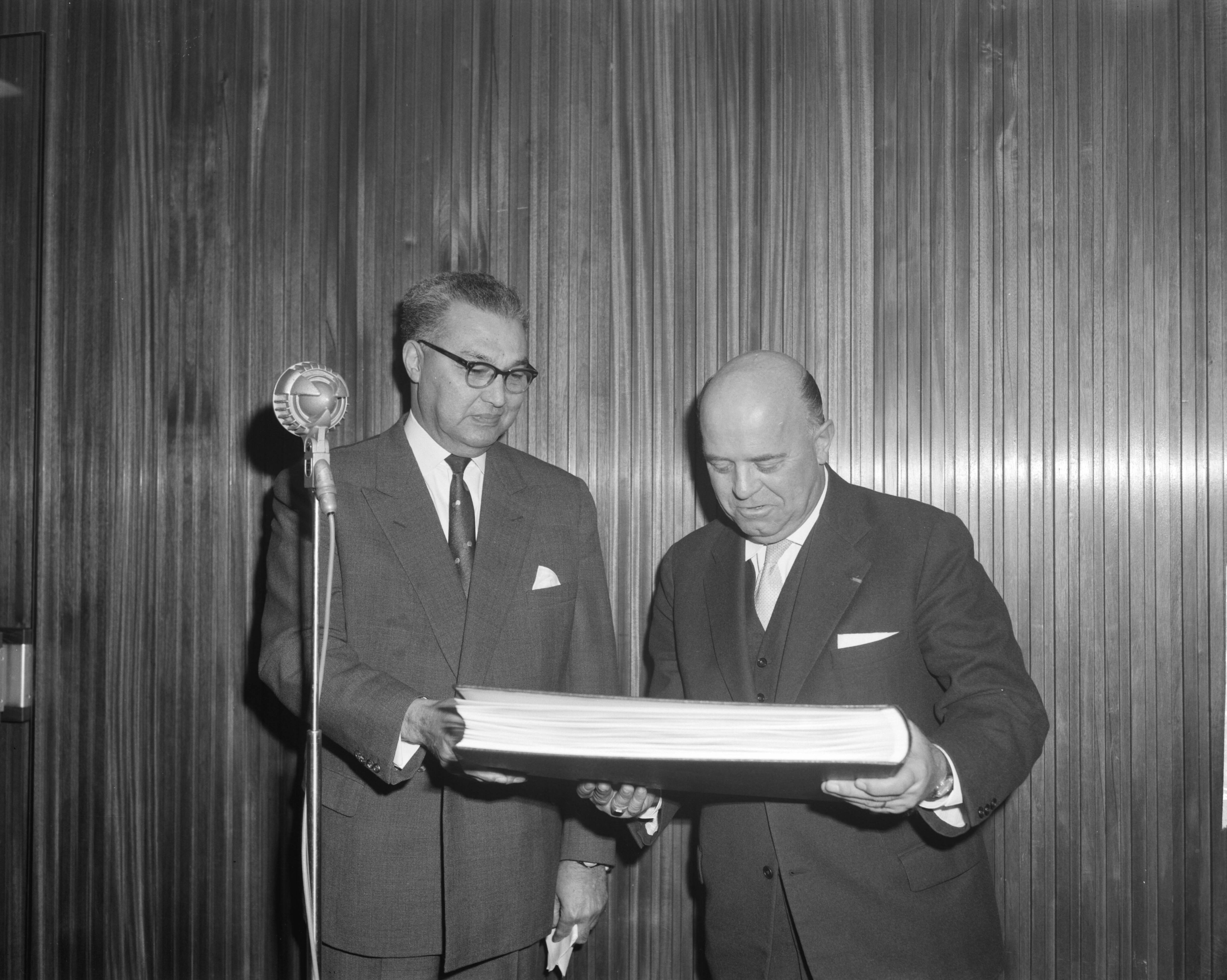 Fotocollectie Anefo — Nieuw gebouw Centraal Bureau voor de afgifte van Rijvaardigheidsbewijzen (CBR). J.F. Hopstaken en A.G. Baast — Foto: Bilsen, Joop van / Anefo. Licentie: Set B: Rechtenvrij / Publiek Domein. Bron: Nationaal Archief. http://hdl.handle.net/10648/aa02a23a-d0b4-102d-bcf8-003048976d84