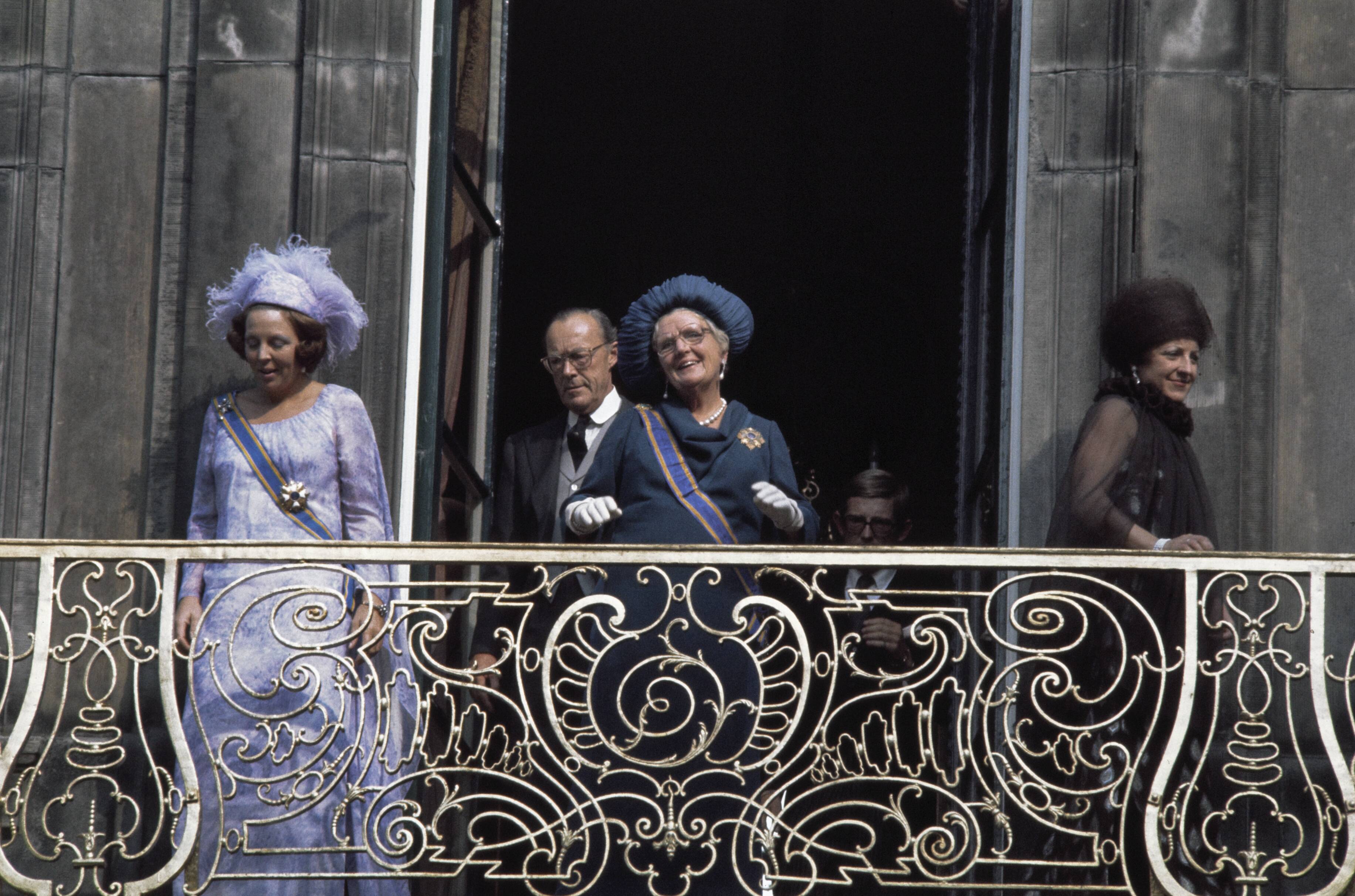 Prinsjesdag 1976 — Prinsjesdag 1976; Koninklijke Familie op balkon Paleis Lange Voorhout in Den Haag — Foto: Verhoeff, Bert / Anefo. Licentie: Set B: Rechtenvrij / Publiek Domein. Bron: Nationaal Archief. http://hdl.handle.net/10648/ad943f8a-d0b4-102d-bcf8-003048976d84