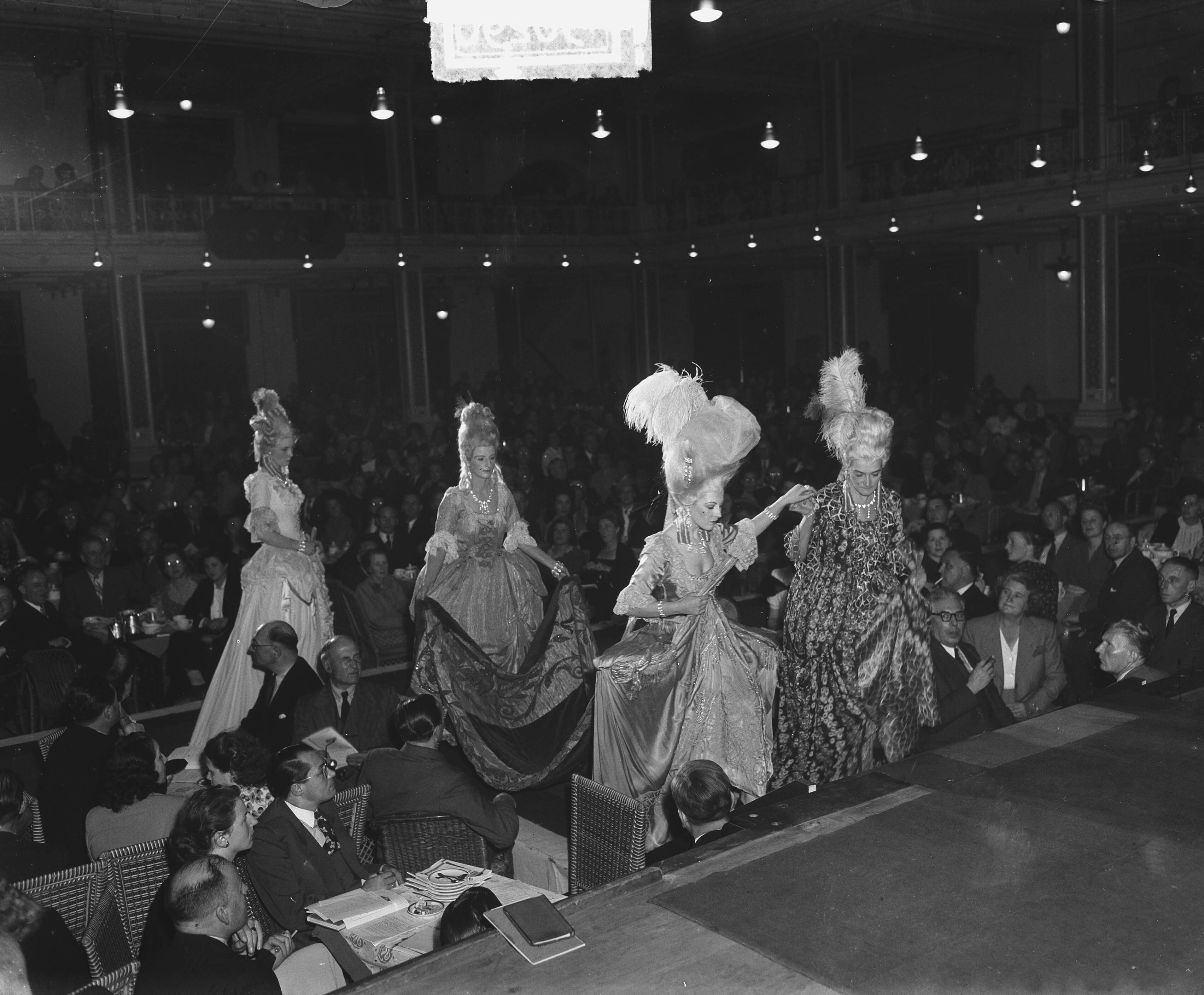 Fotocollectie Anefo — Juwelen- en modeshow in het Kurhaus te Scheveningen — Foto: Merk, Ben / Anefo. Licentie: Set B: Rechtenvrij / Publiek Domein. Bron: Nationaal Archief. http://hdl.handle.net/10648/a8bdceb8-d0b4-102d-bcf8-003048976d84