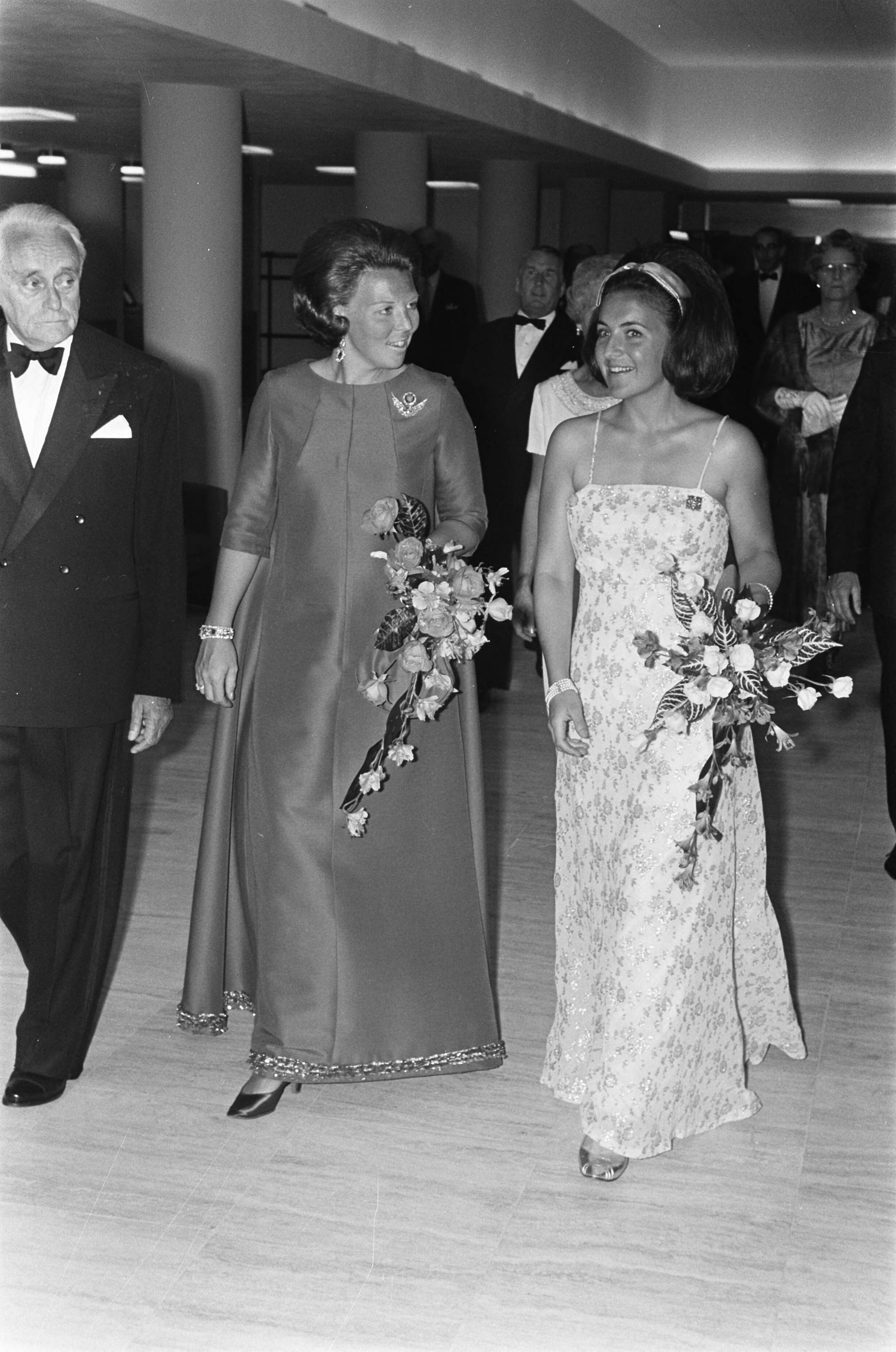 Fotocollectie Anefo — Prinses Beatrix en Prinses Margriet woonden opening Holland Festival bij in Nederlands Congresgebouw , Den Haag bij aankomst — Foto: Evers, Joost / Anefo. Licentie: Set B: Rechtenvrij / Publiek Domein. Bron: Nationaal Archief. http://hdl.handle.net/10648/ab6e4cbe-d0b4-102d-bcf8-003048976d84