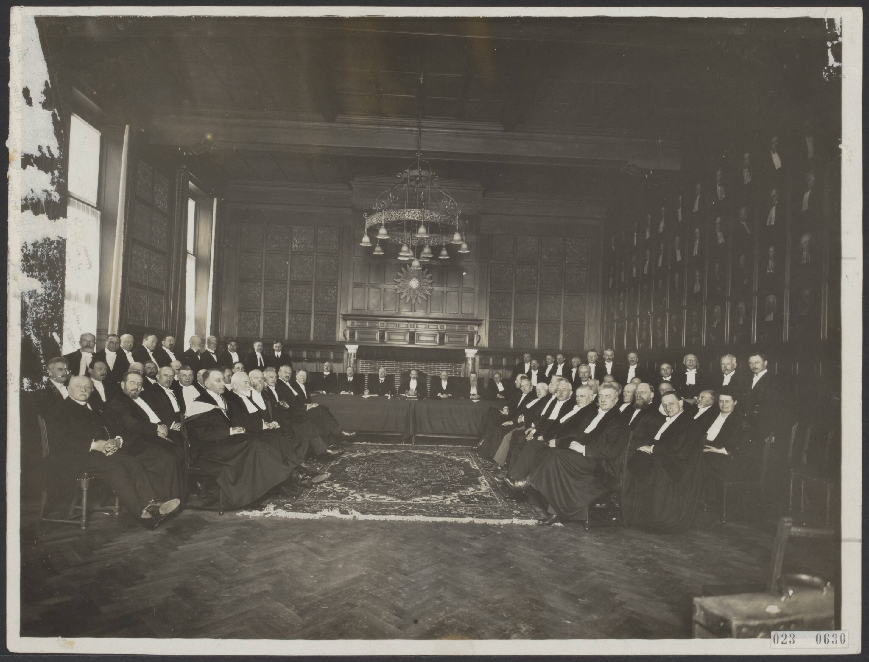 Fotocollectie Elsevier Binnenland — Inwijding van de nieuwe senaatskamer van de universiteit Utrecht — Foto: N.V. Vereenigde Fotobureaux. Licentie: Set B: Rechtenvrij / Publiek Domein. Bron: Nationaal Archief. http://hdl.handle.net/10648/add51820-d0b4-102d-bcf8-003048976d84