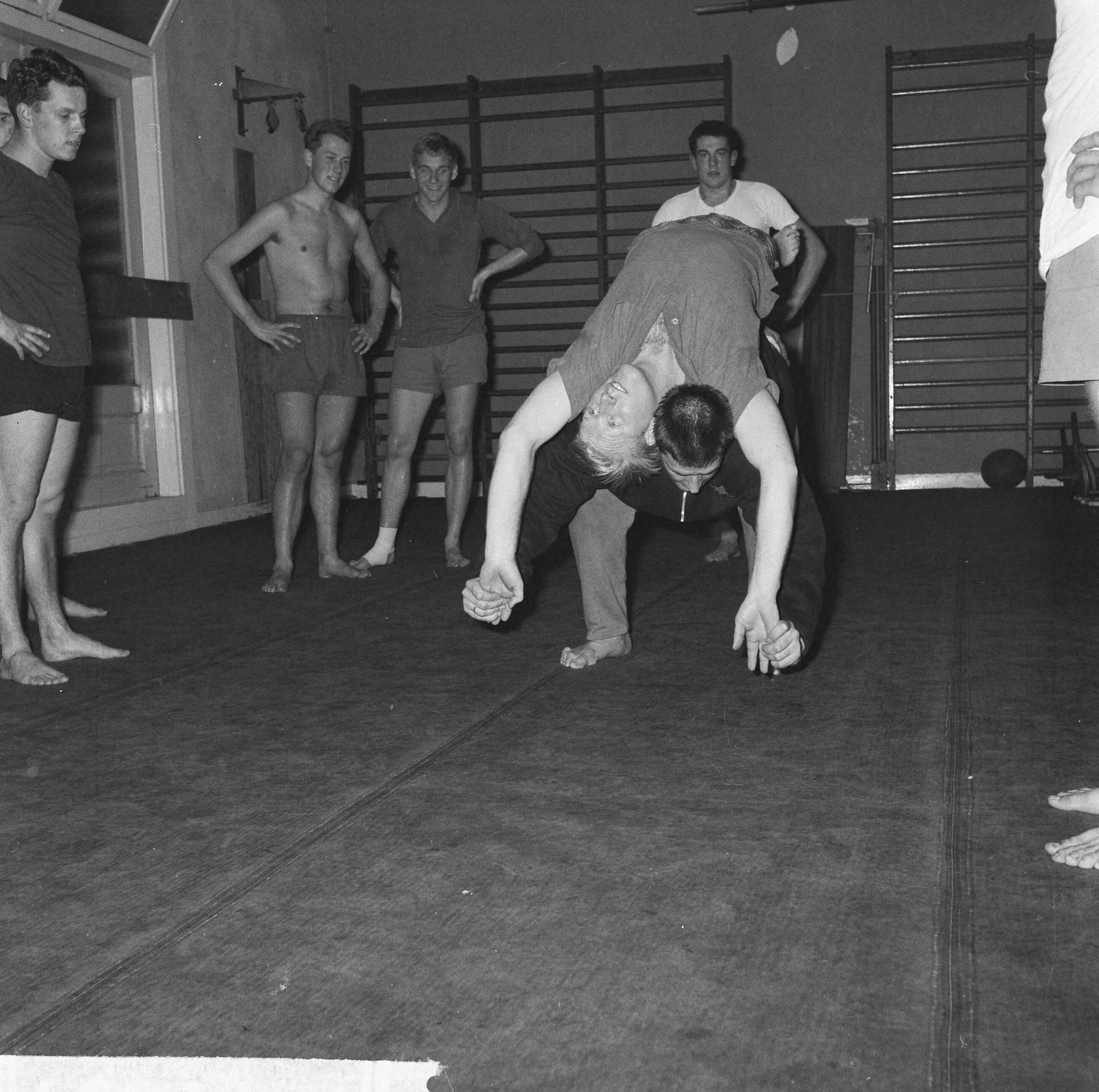 Fotocollectie Anefo — Training van het Nederlands waterpolo zevental door Anton Geesink te Utrecht — Foto: Nijs, Jac. de / Anefo. Licentie: Set B: Rechtenvrij / Publiek Domein. Bron: Nationaal Archief. http://hdl.handle.net/10648/aa1e5a70-d0b4-102d-bcf8-003048976d84