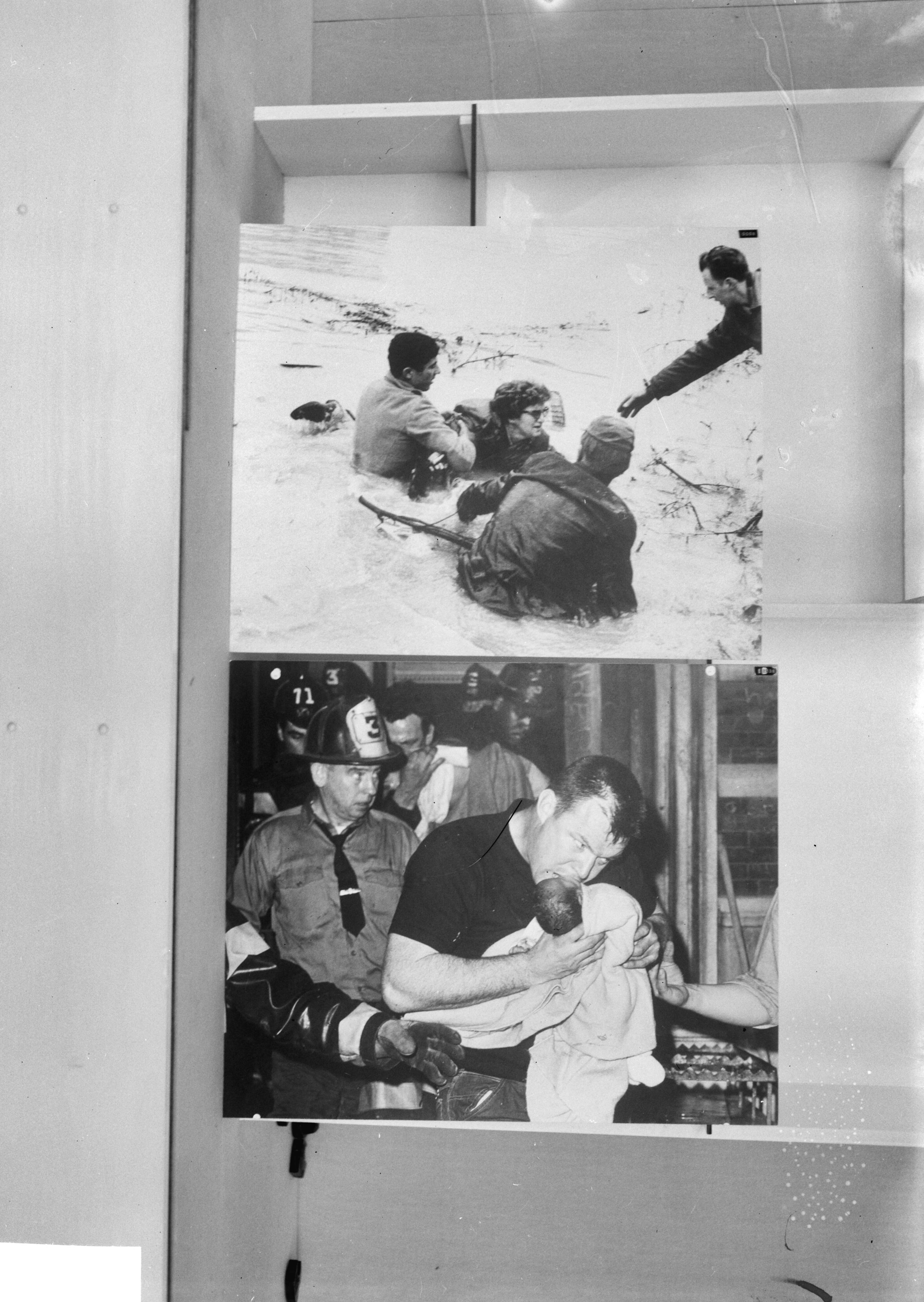 Fotocollectie Anefo — Fotografiewedstrijd World Press Photo in het Gemeentemuseum te Den Haag; twee van de ingezonden foto's — Foto: Bilsen, Joop van / Anefo. Licentie: Set B: Rechtenvrij / Publiek Domein. Bron: Nationaal Archief. http://hdl.handle.net/10648/aad1067a-d0b4-102d-bcf8-003048976d84