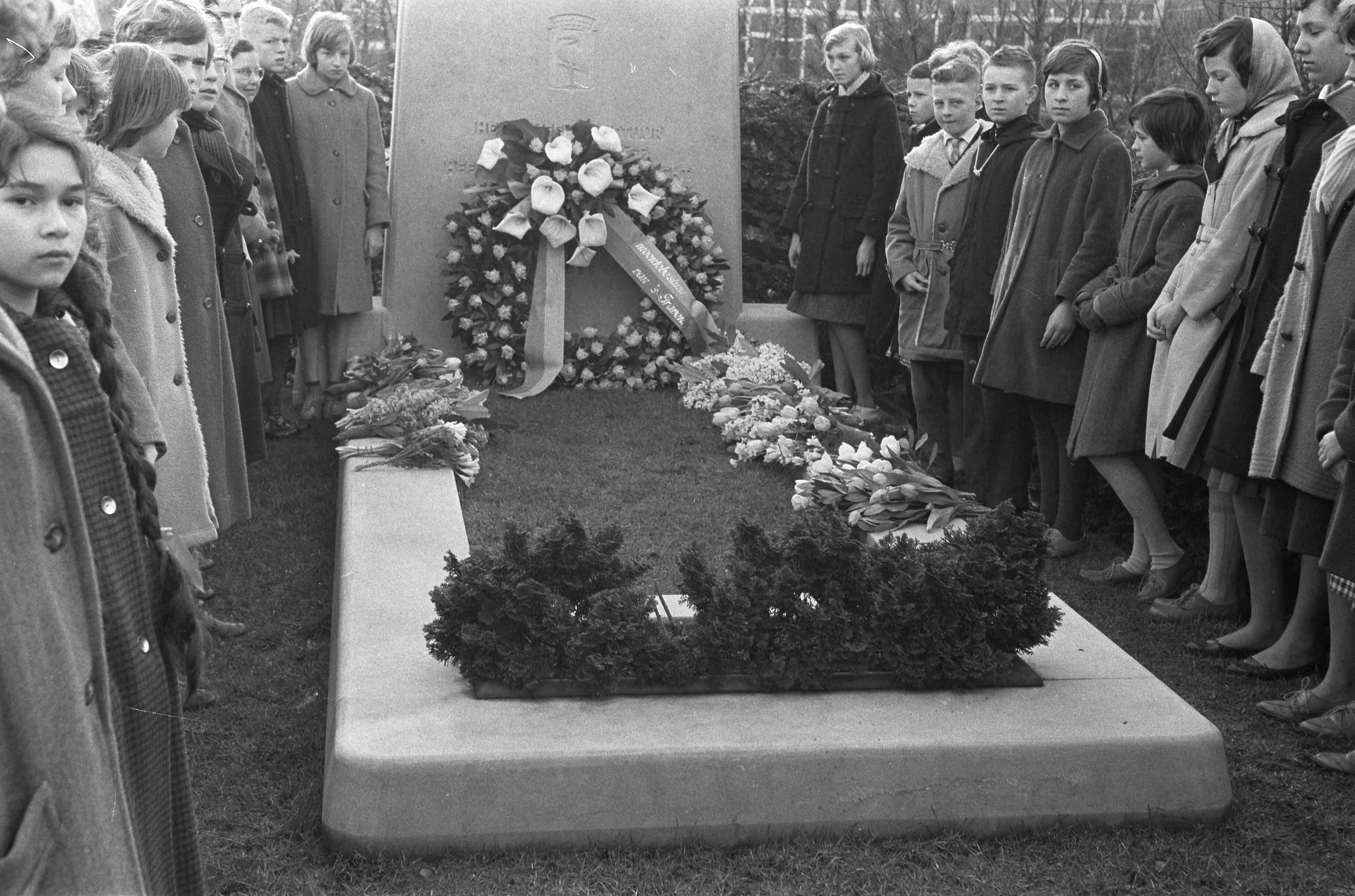 Fotocollectie Anefo — Herdenking bombardement van het Bezuidenhout in Den Haag. Het leggen van kransen bij het monument — Foto: Pot, Harry / Anefo. Licentie: Set B: Rechtenvrij / Publiek Domein. Bron: Nationaal Archief. http://hdl.handle.net/10648/a9a93f60-d0b4-102d-bcf8-003048976d84
