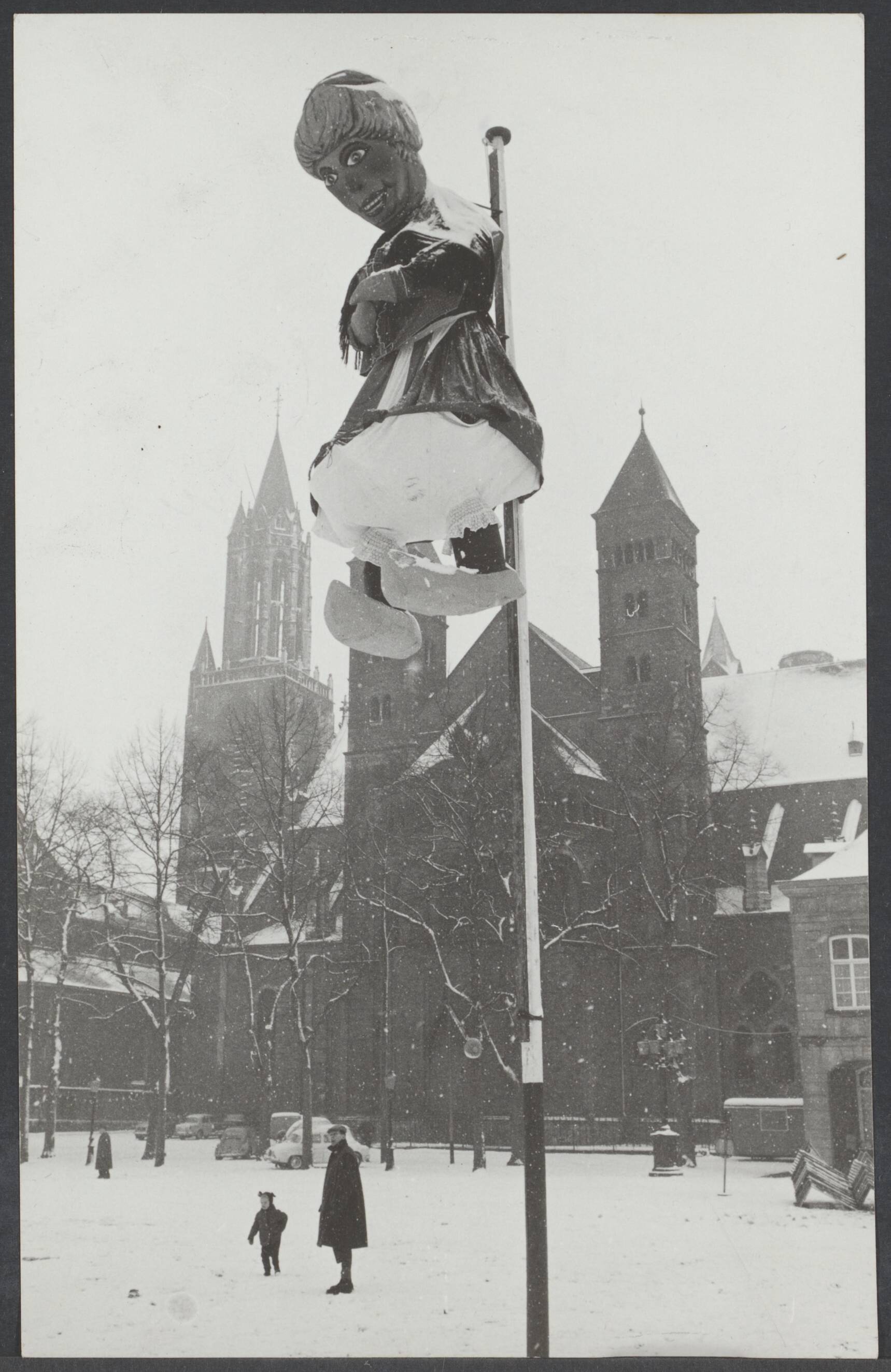 Maastricht I - Algemeen — [Pop hangt aan een vlaggemast op het Vrijthof] — Foto: Eijk, Jan van / Spaarnestad. Licentie: Set B: Rechtenvrij / Publiek Domein. Bron: Nationaal Archief. http://hdl.handle.net/10648/0da86e55-2acf-670d-c2bd-4d4c1b32b37b