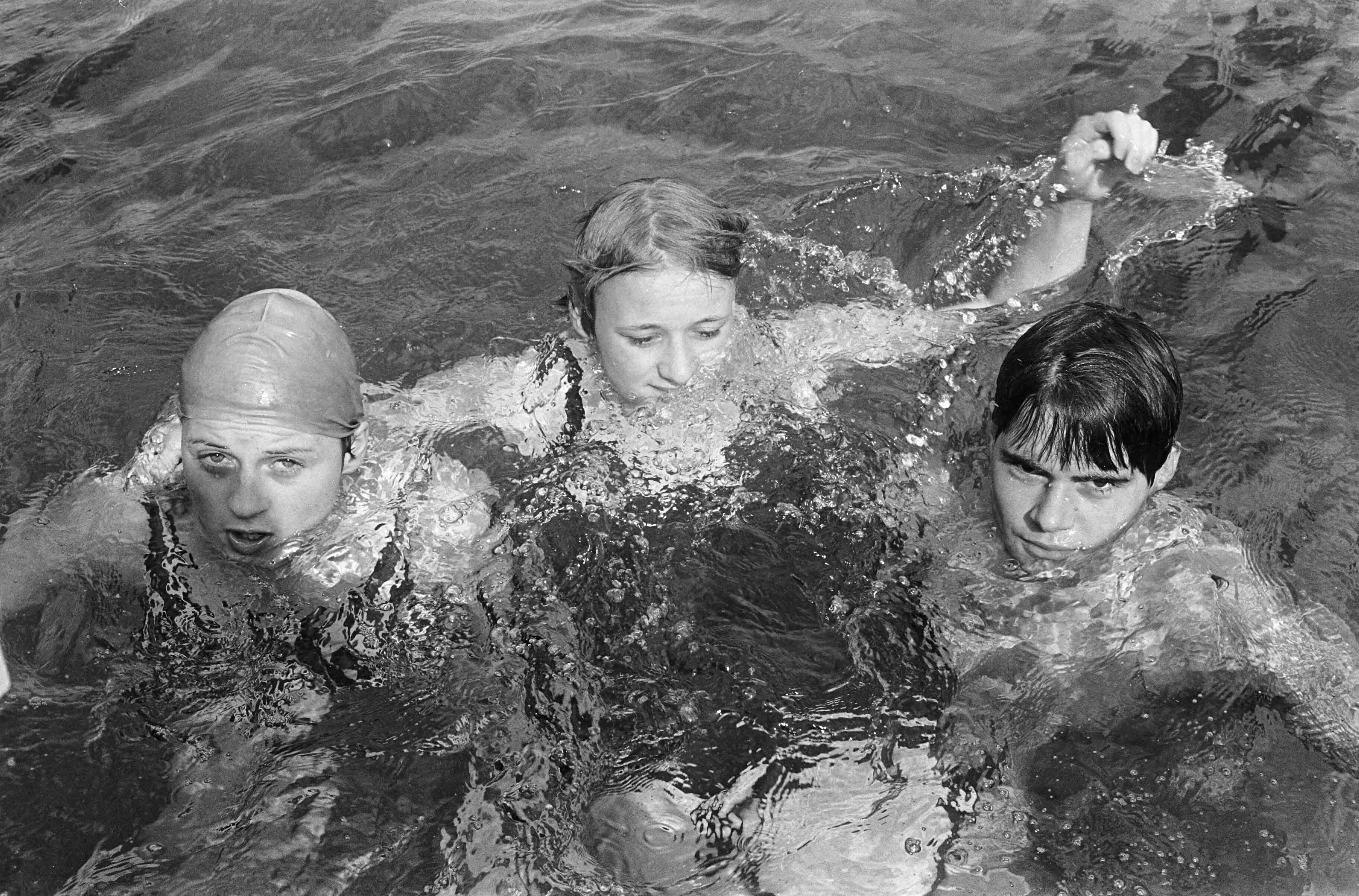 Fotocollectie Anefo — Nederland tegen Engeland zwemmen te Leeuwarden — Foto: Koch, Eric / Anefo. Licentie: Set B: Rechtenvrij / Publiek Domein. Bron: Nationaal Archief. http://hdl.handle.net/10648/aaf2f802-d0b4-102d-bcf8-003048976d84