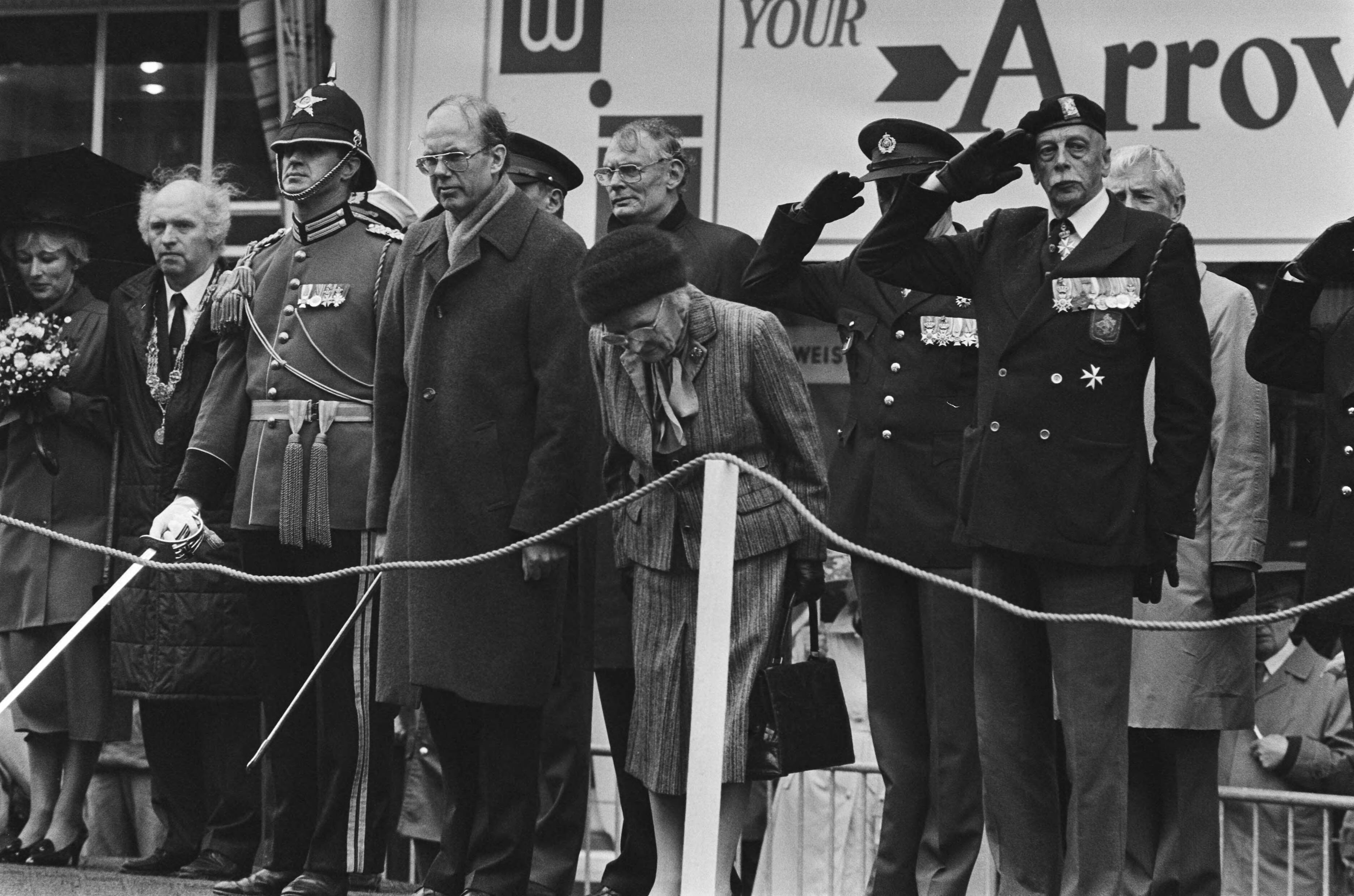 Fotocollectie Anefo — Den Haag , Prinses Juliana bij herdenking binnentrekken Prinses Irenebrigade 40 jaar geleden; Prinses Juliana groet vaandel — Foto: Croes, Rob C. / Anefo. Licentie: Set B: Rechtenvrij / Publiek Domein. Bron: Nationaal Archief. http://hdl.handle.net/10648/ad461a9e-d0b4-102d-bcf8-003048976d84