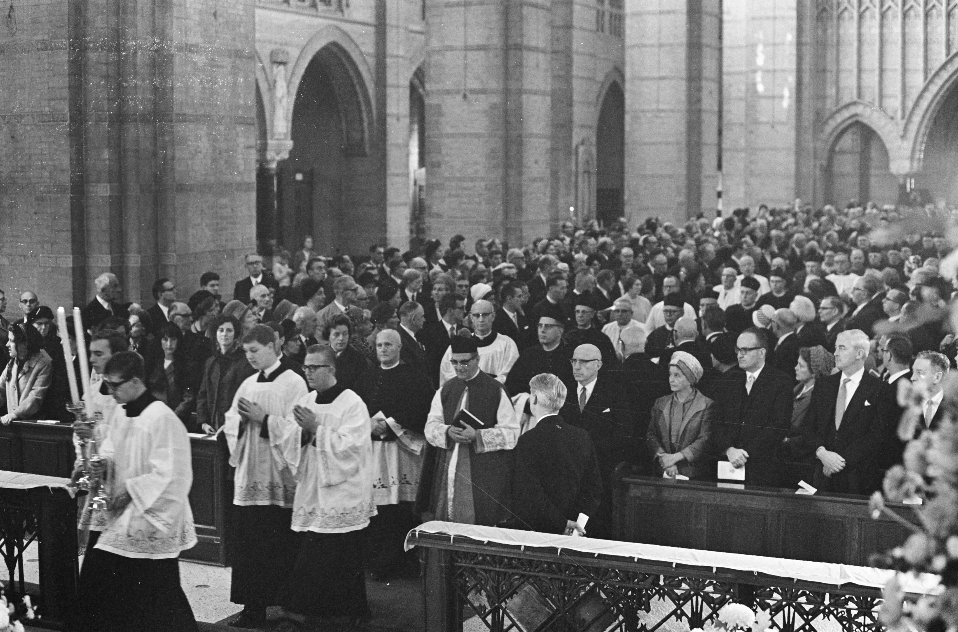 Bisschopswijding van mgr. drs. Th.N.J. Zwartkruis in St. Bavo te Haarlem — Bisschop mgr. drs. Zwartkruis bij het betreden van de kerk — Foto: Fotograaf Onbekend / Anefo. Licentie: Set B: Rechtenvrij / Publiek Domein. Bron: Nationaal Archief. http://hdl.handle.net/10648/ab0155d2-d0b4-102d-bcf8-003048976d84